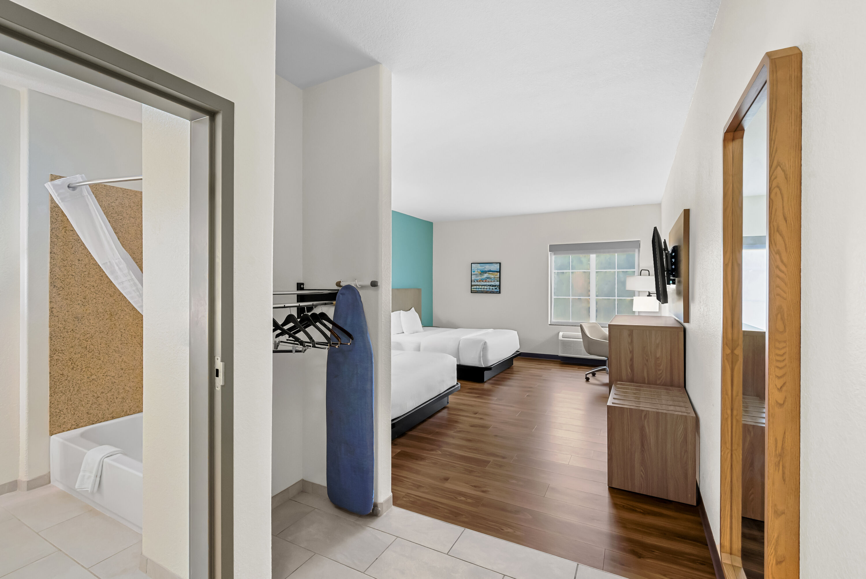 Double bed guest room at the La Quinta Inn & Suites by Wyndham Searcy in Searcy, Arkansas