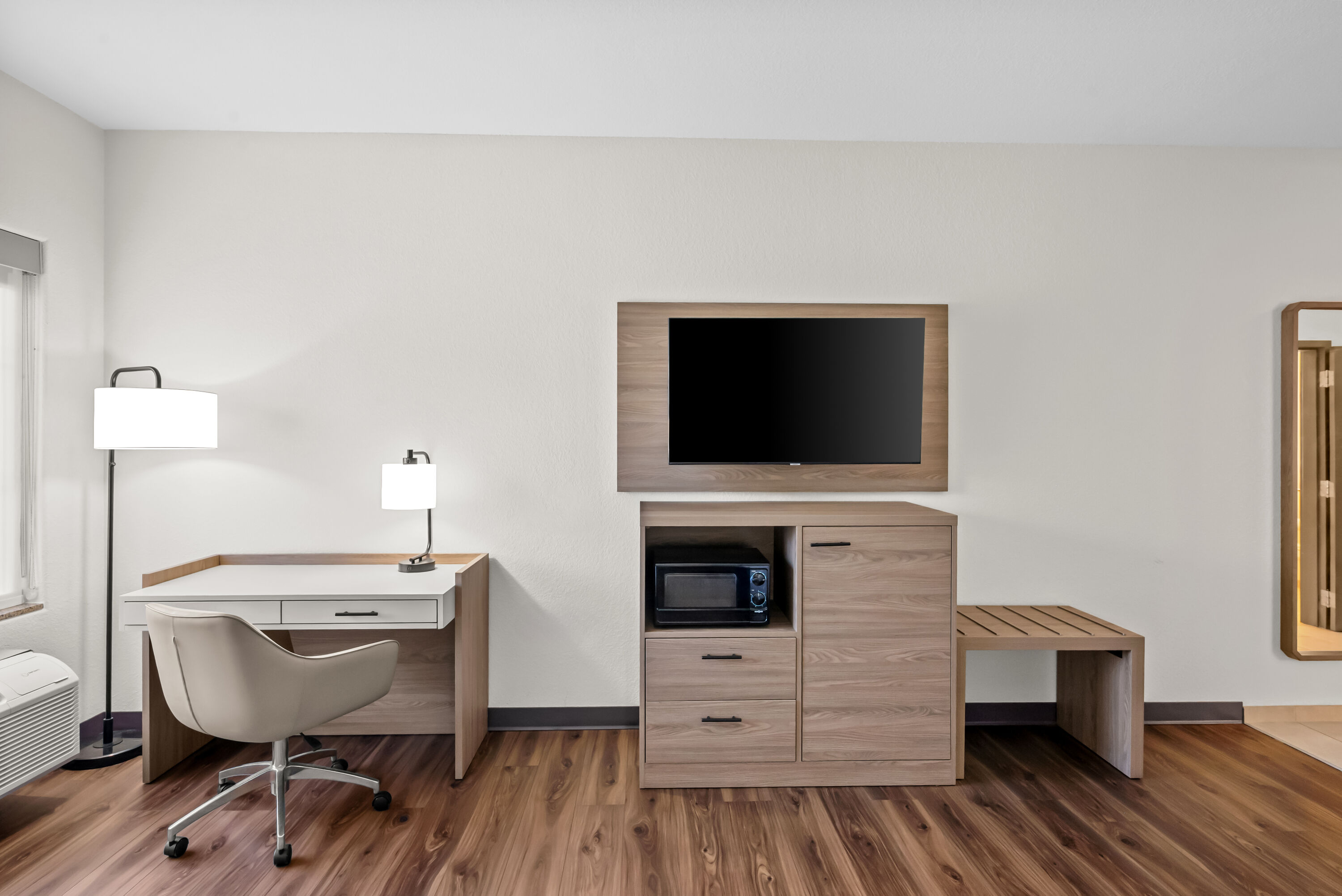 Double bed guest room at the La Quinta Inn & Suites by Wyndham Searcy in Searcy, Arkansas