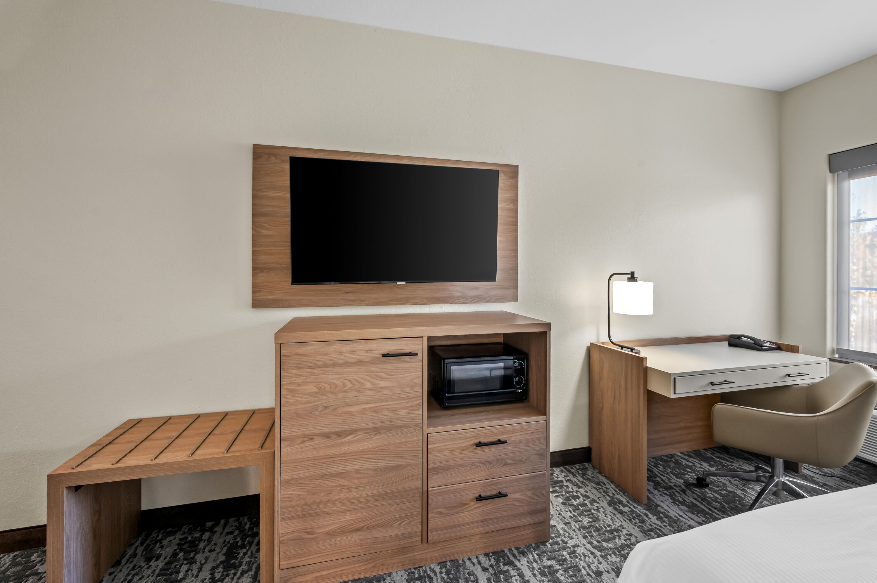 Double bed guest room at the La Quinta Inn & Suites by Wyndham Searcy in Searcy, Arkansas