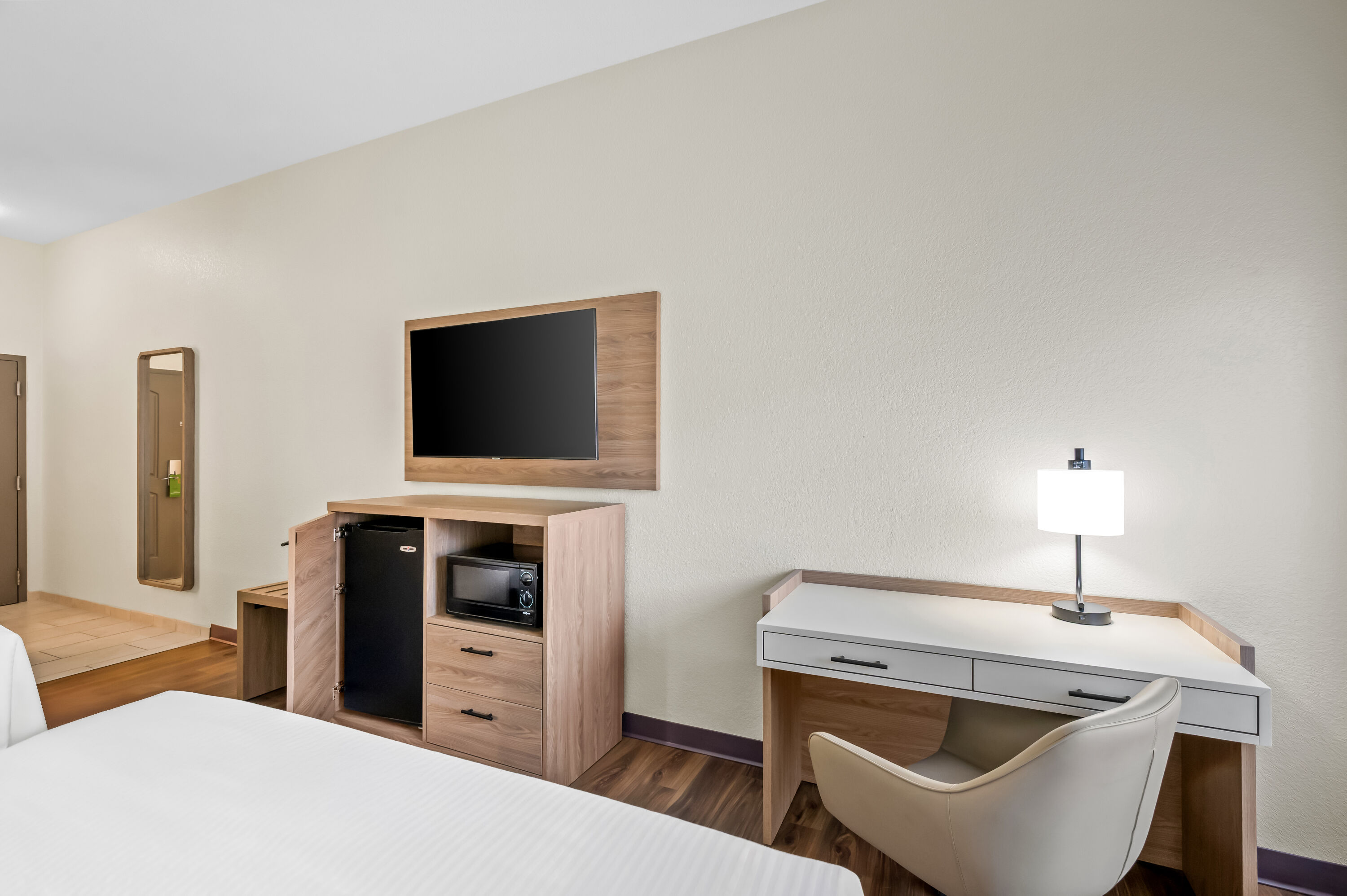 Double bed guest room at the La Quinta Inn & Suites by Wyndham Searcy in Searcy, Arkansas