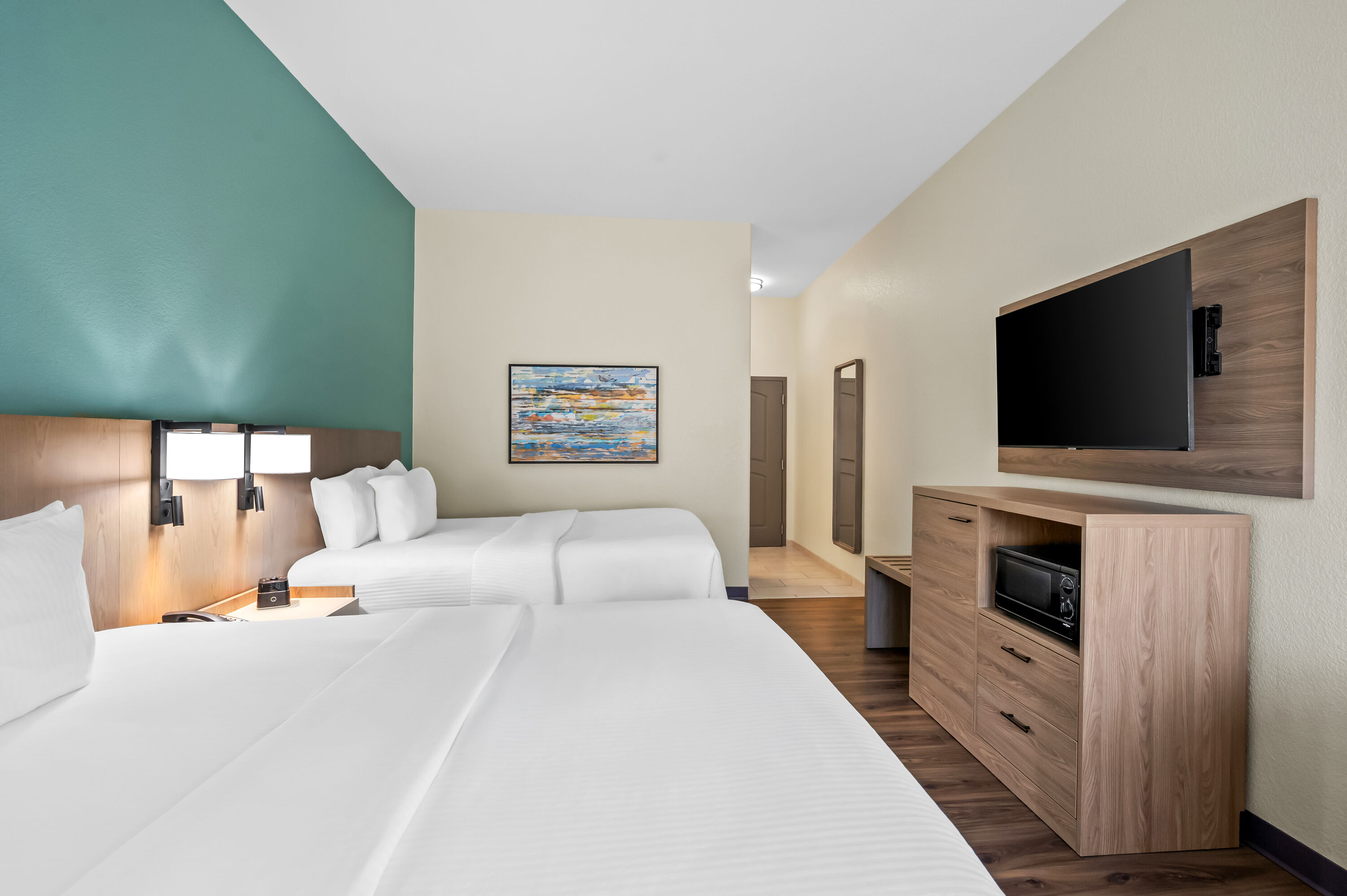 Double bed guest room at the La Quinta Inn & Suites by Wyndham Searcy in Searcy, Arkansas