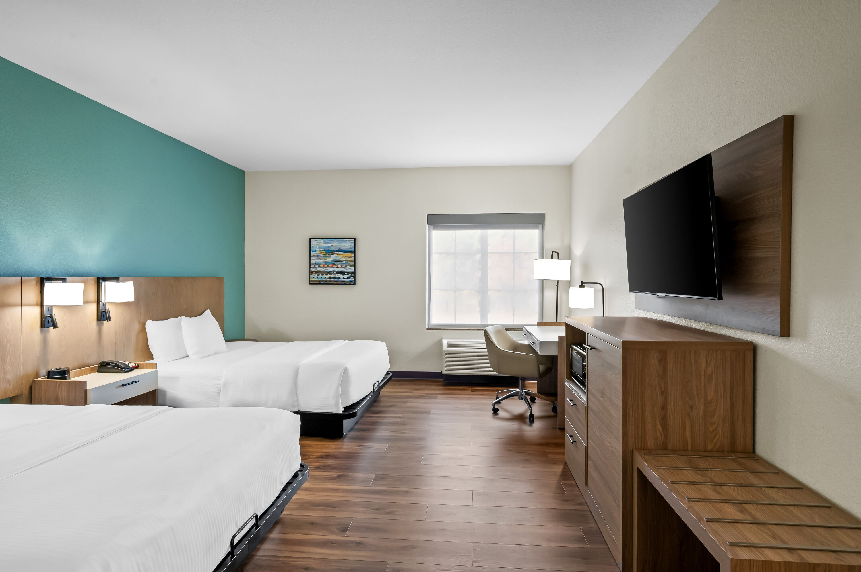 Double bed guest room at the La Quinta Inn & Suites by Wyndham Searcy in Searcy, Arkansas