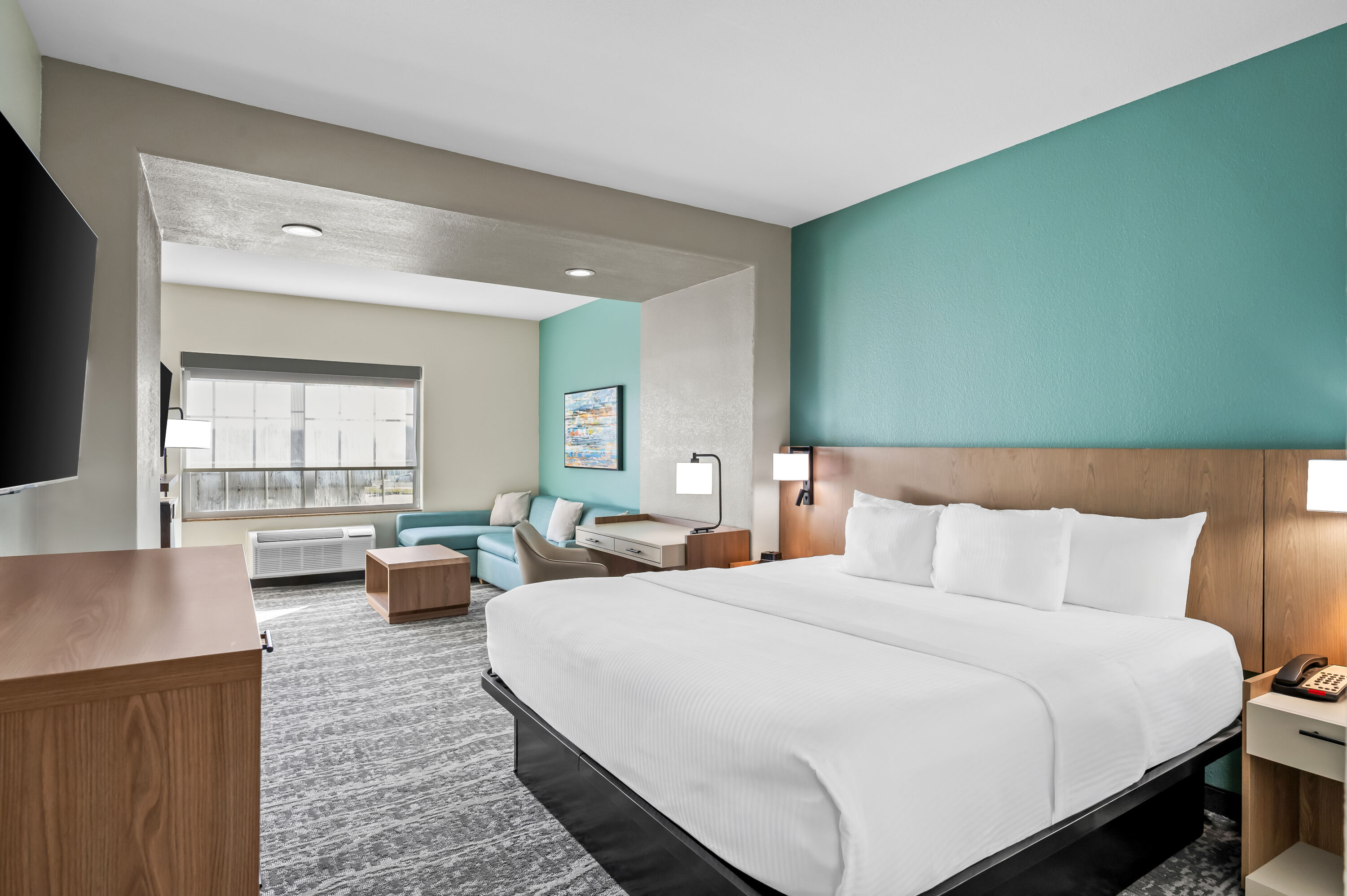 King bed guest room at the La Quinta Inn & Suites by Wyndham Searcy in Searcy, Arkansas