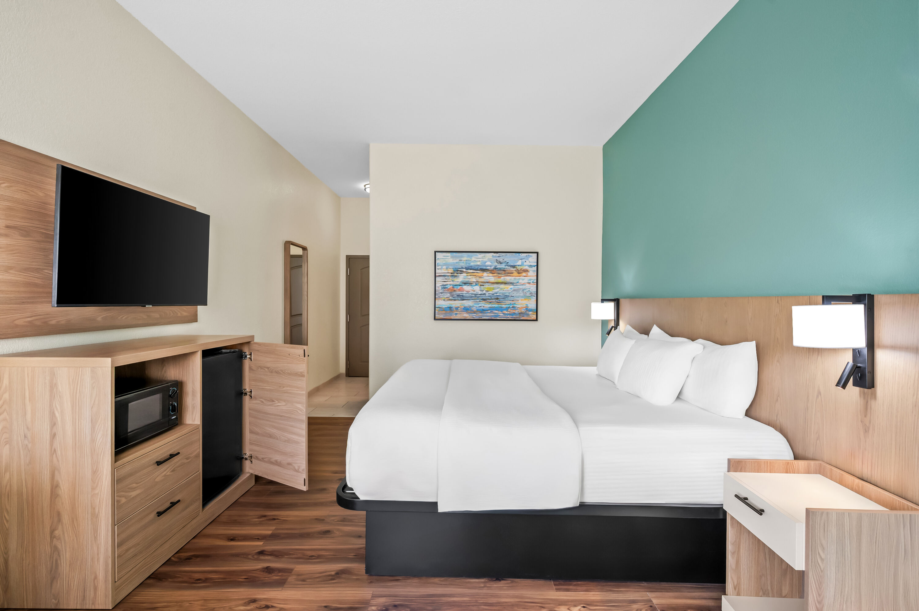 King bed guest room at the La Quinta Inn & Suites by Wyndham Searcy in Searcy, Arkansas