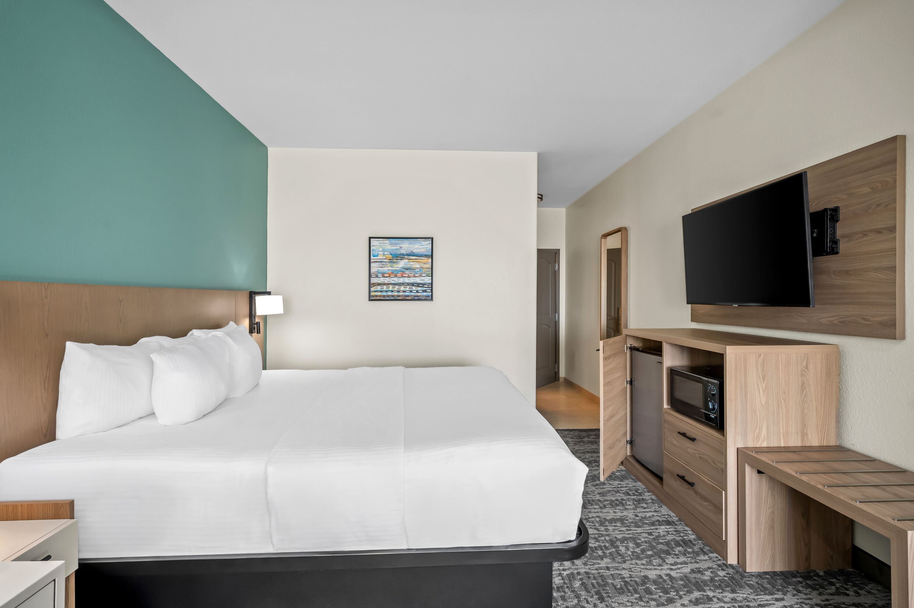 King bed guest room at the La Quinta Inn & Suites by Wyndham Searcy in Searcy, Arkansas