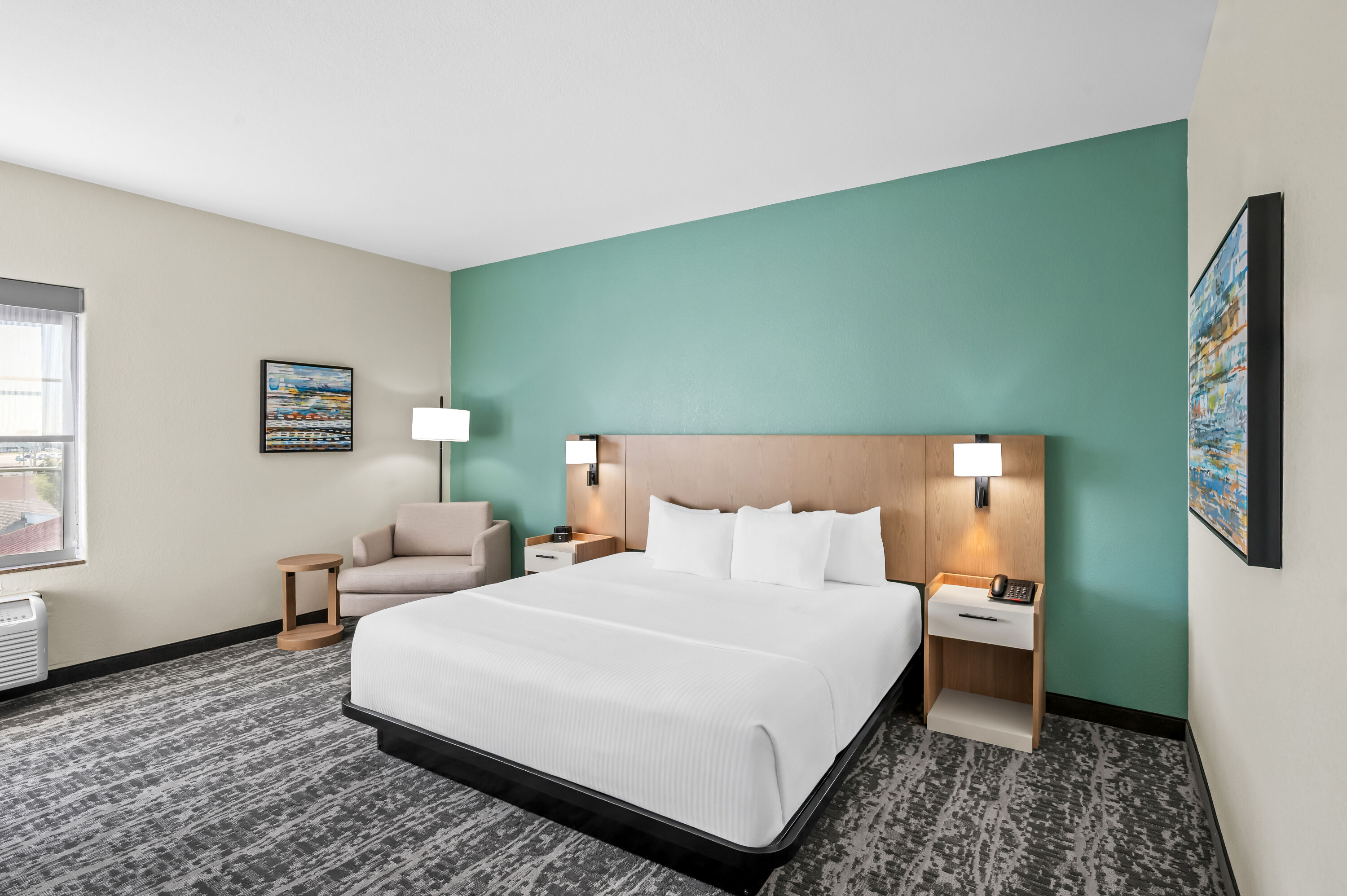 King bed guest room at the La Quinta Inn & Suites by Wyndham Searcy in Searcy, Arkansas