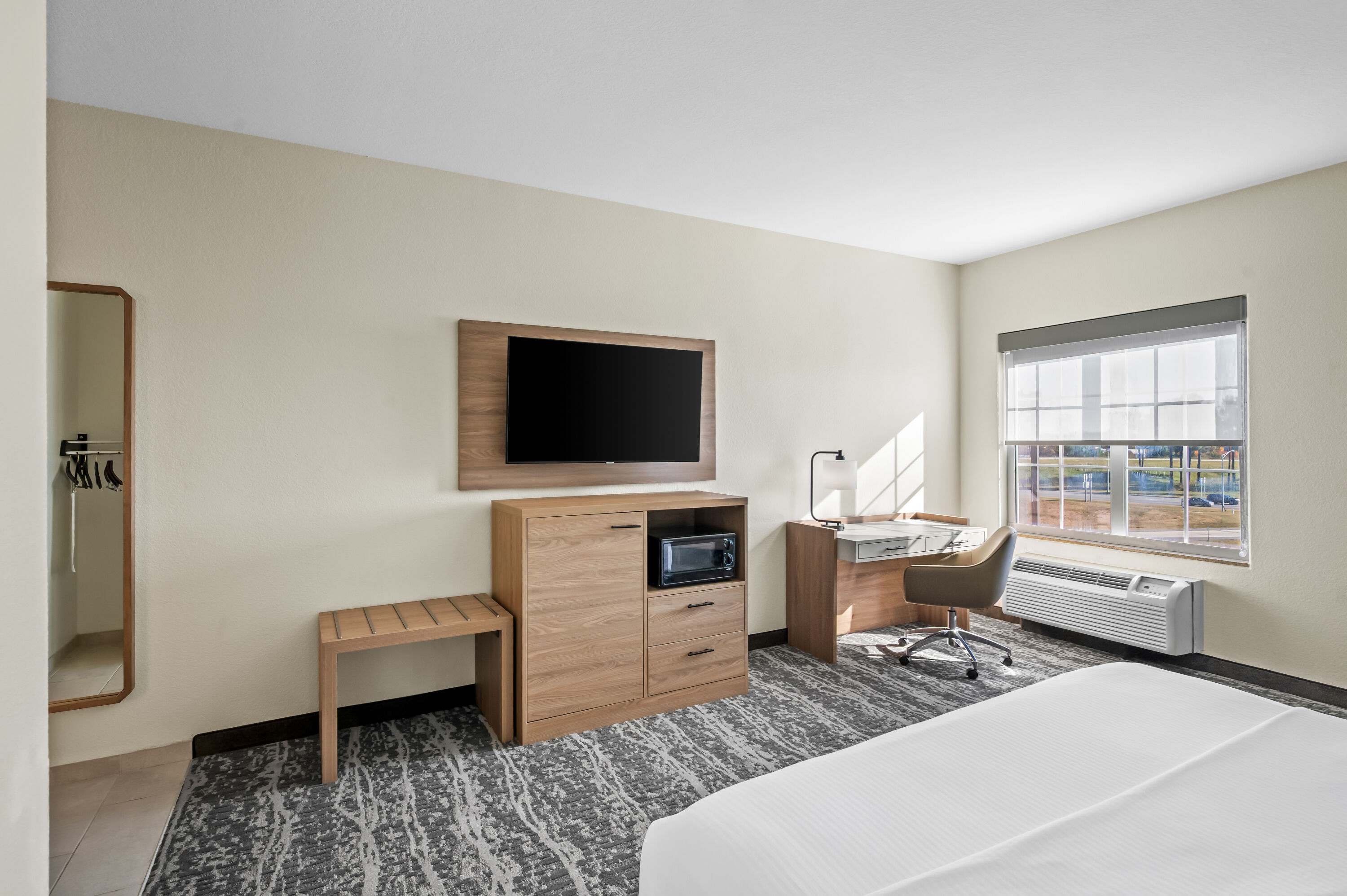 King bed guest room at the La Quinta Inn & Suites by Wyndham Searcy in Searcy, Arkansas