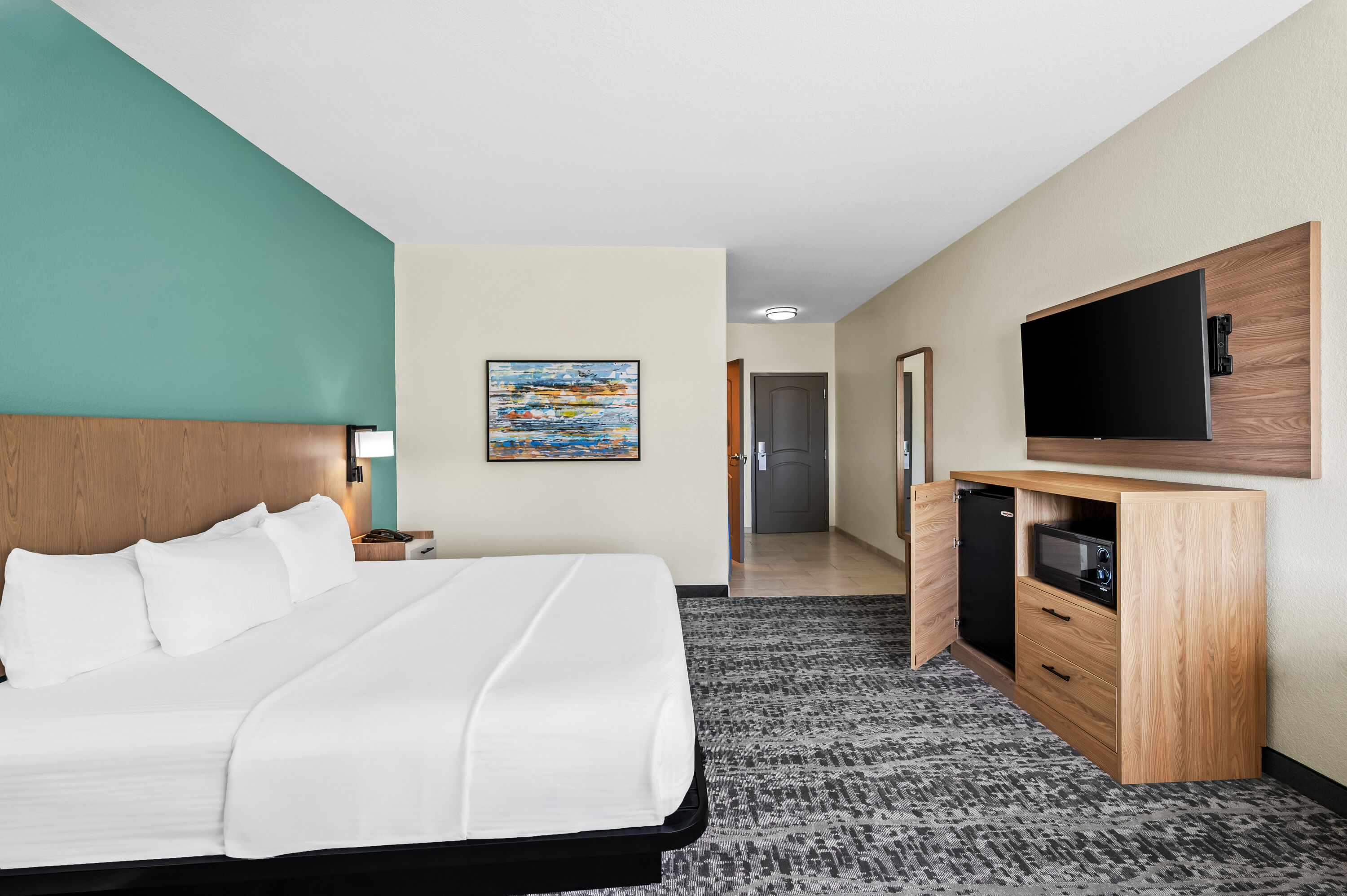 King bed guest room at the La Quinta Inn & Suites by Wyndham Searcy in Searcy, Arkansas