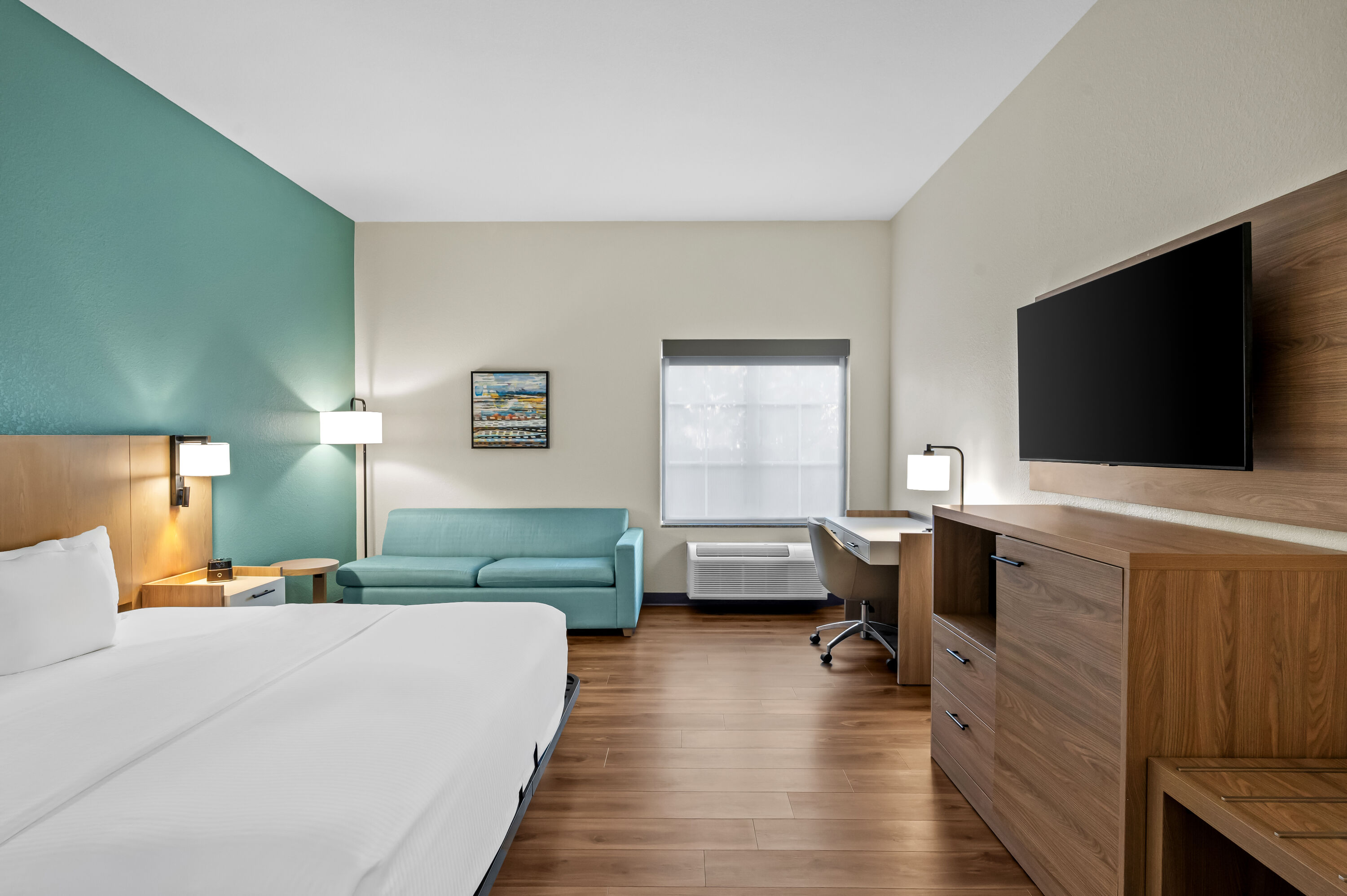 King bed guest room at the La Quinta Inn & Suites by Wyndham Searcy in Searcy, Arkansas