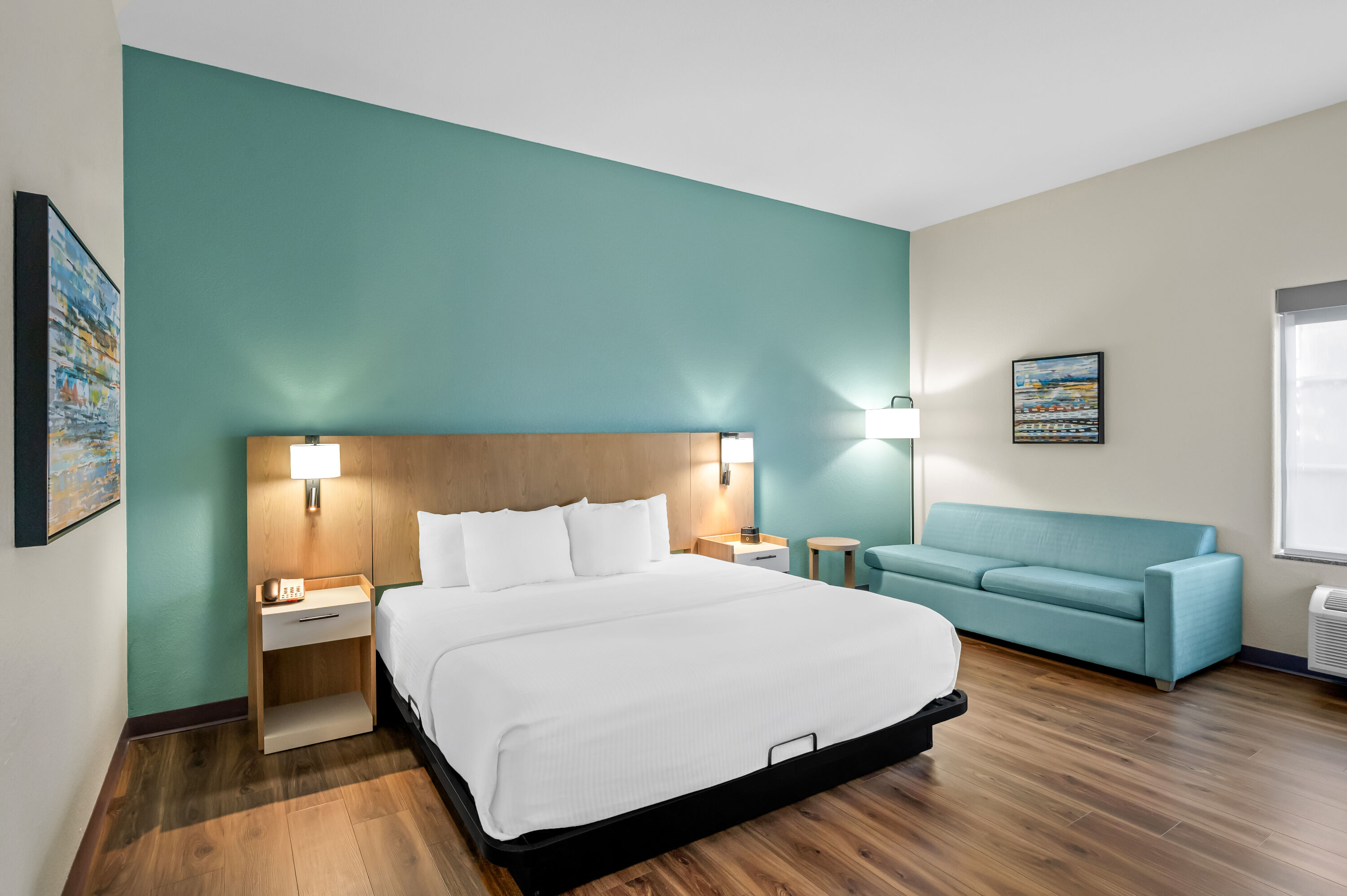 King bed guest room at the La Quinta Inn & Suites by Wyndham Searcy in Searcy, Arkansas