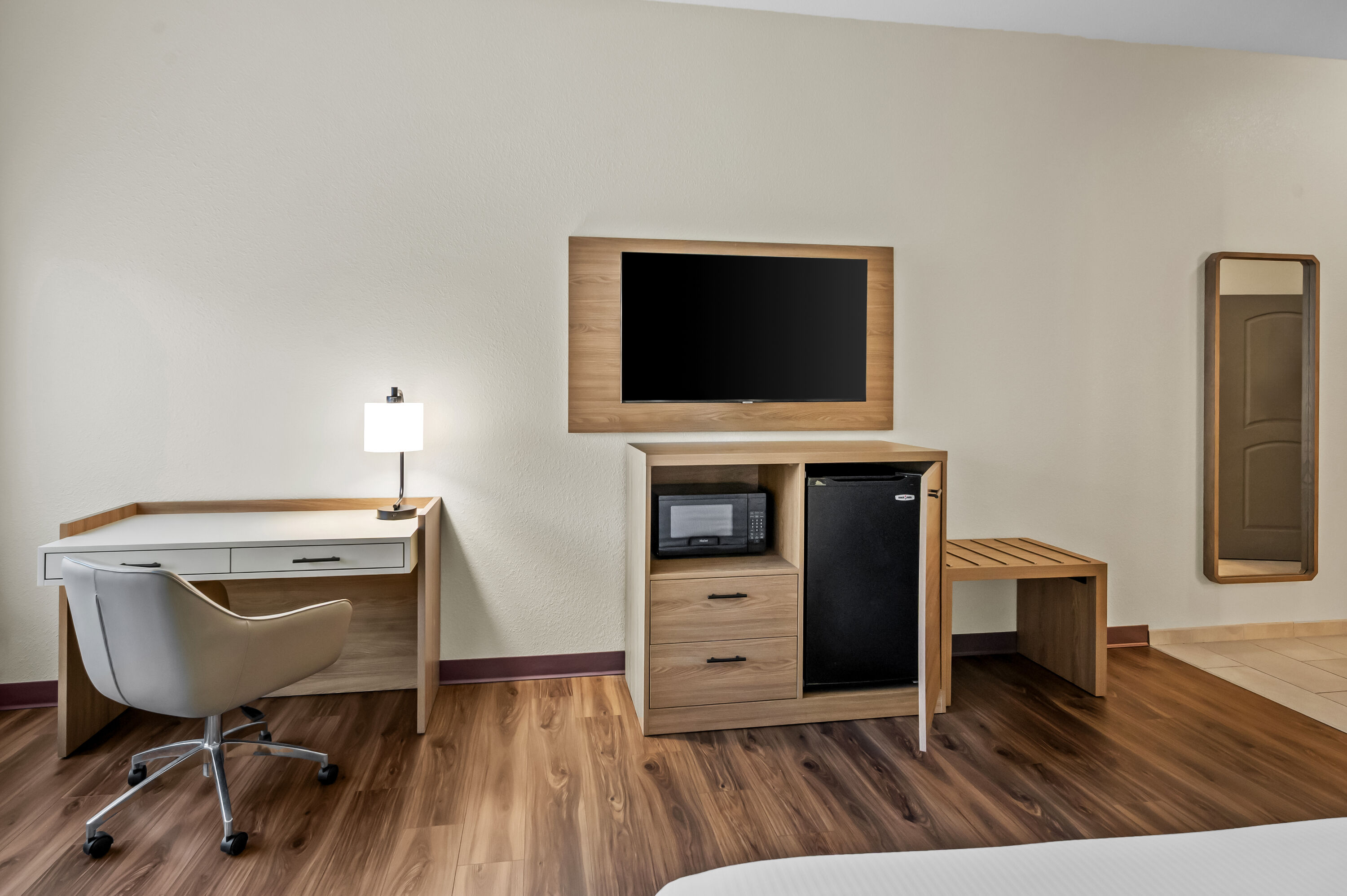 King bed guest room at the La Quinta Inn & Suites by Wyndham Searcy in Searcy, Arkansas