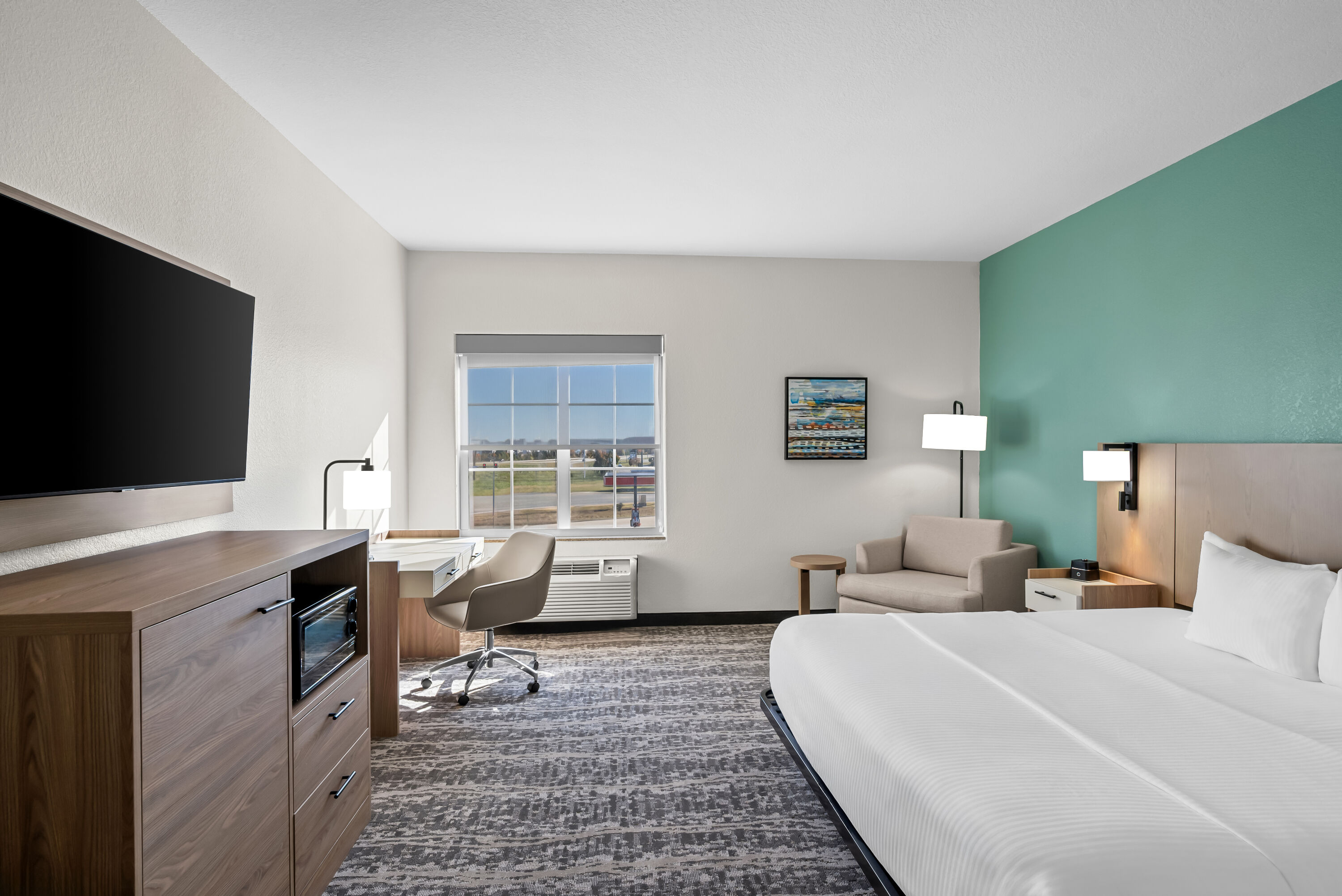 King bed guest room at the La Quinta Inn & Suites by Wyndham Searcy in Searcy, Arkansas