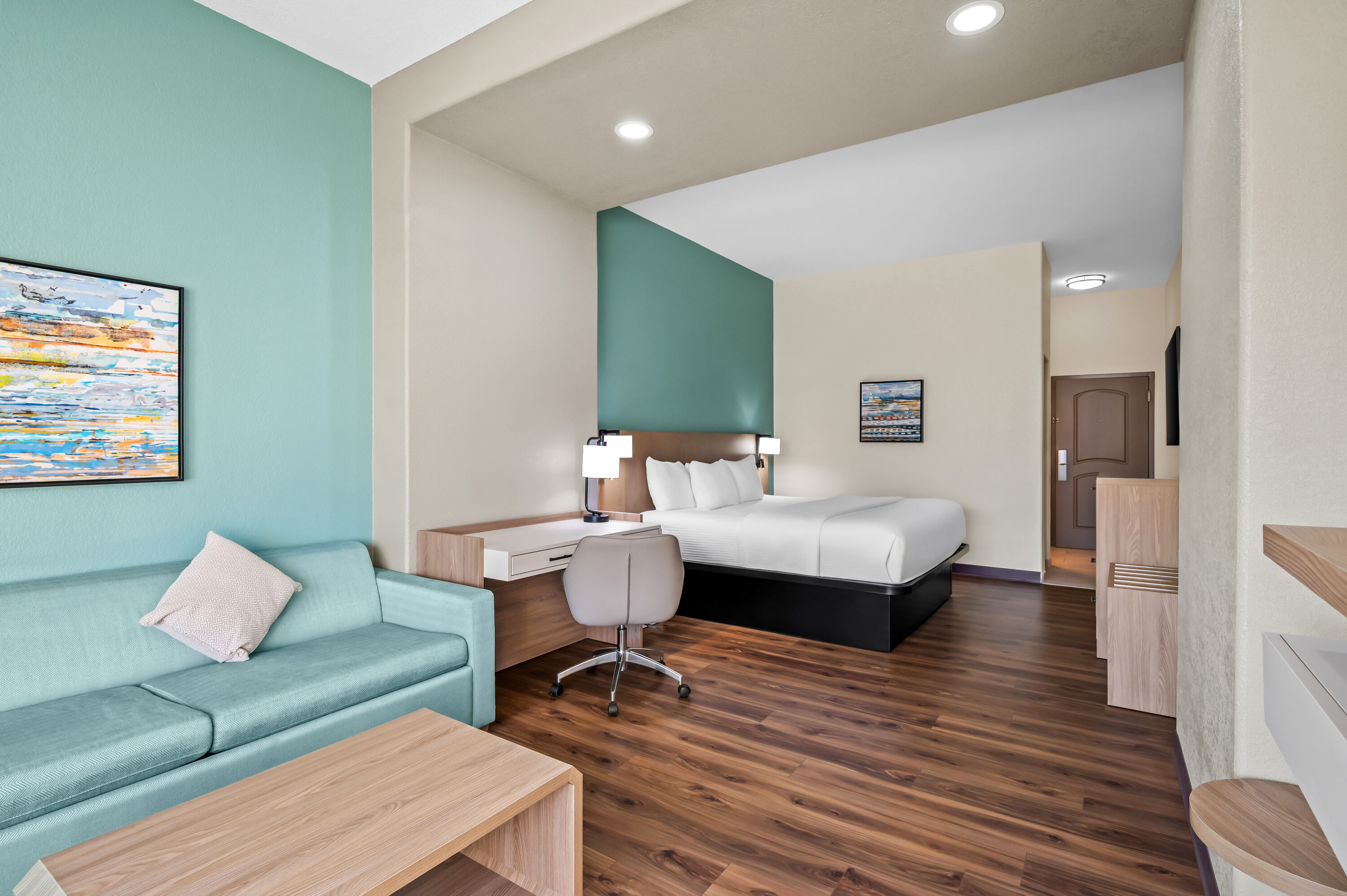 King bed guest room at the La Quinta Inn & Suites by Wyndham Searcy in Searcy, Arkansas