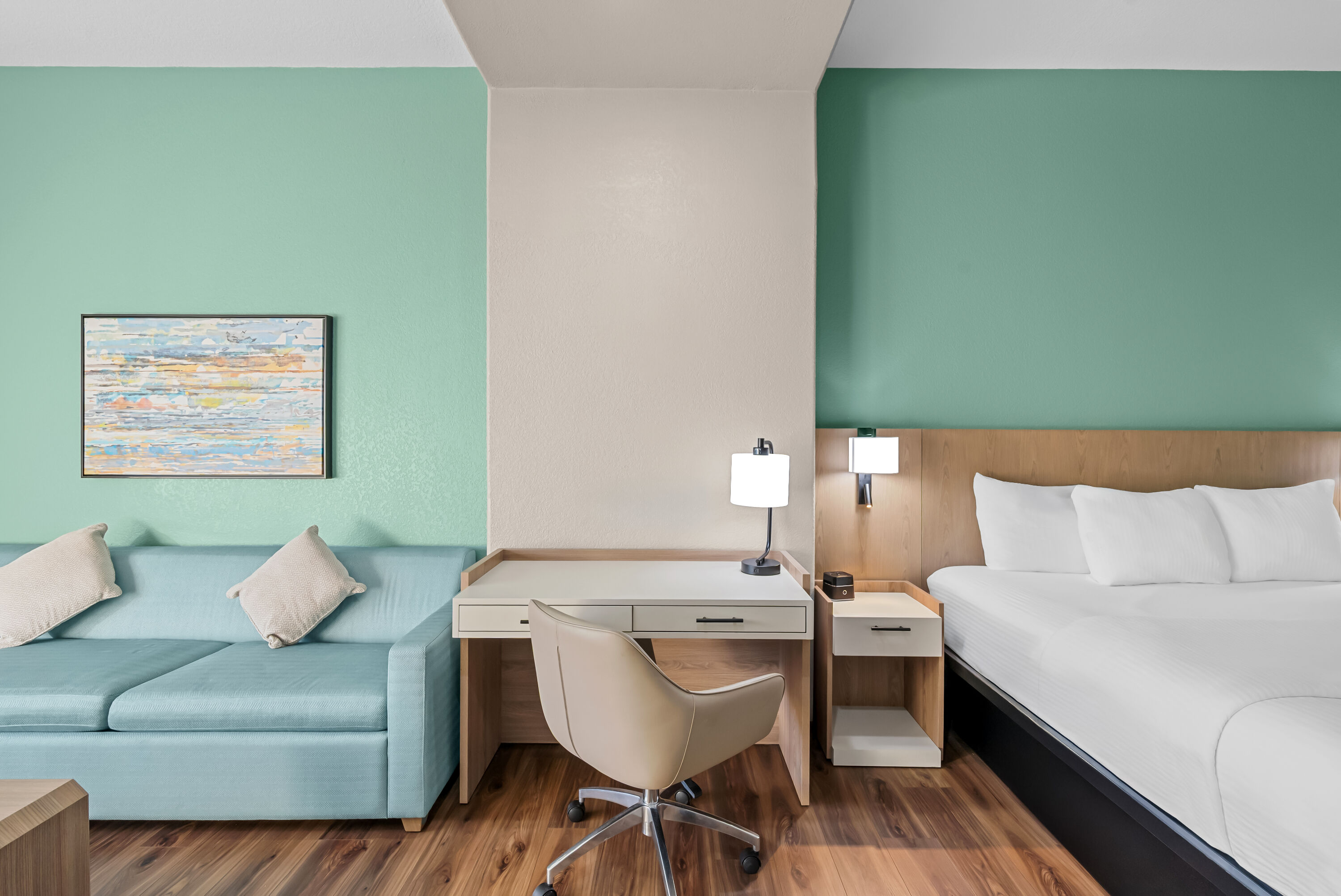 King bed guest room at the La Quinta Inn & Suites by Wyndham Searcy in Searcy, Arkansas