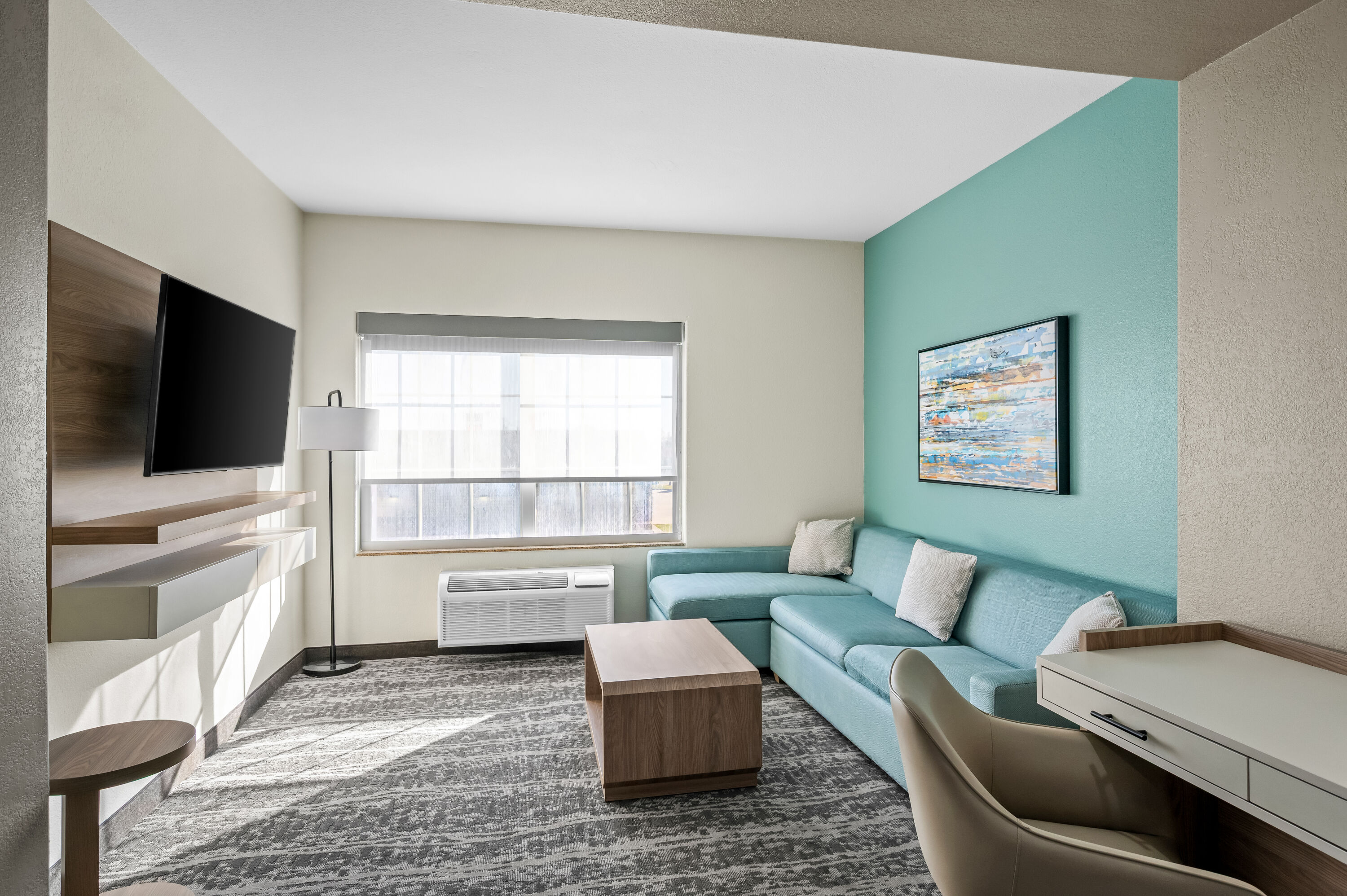 King bed guest room at the La Quinta Inn & Suites by Wyndham Searcy in Searcy, Arkansas