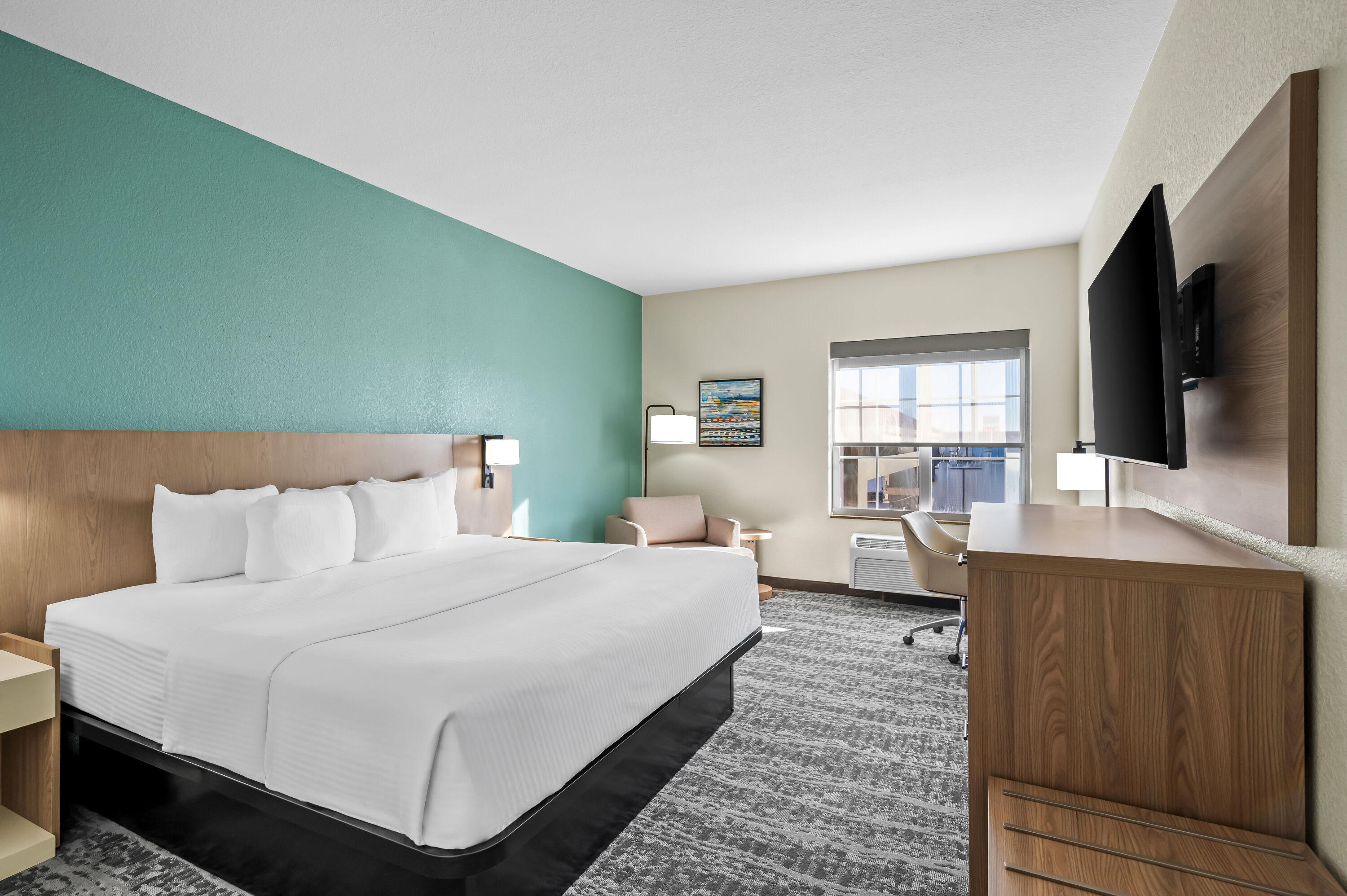 King bed guest room at the La Quinta Inn & Suites by Wyndham Searcy in Searcy, Arkansas