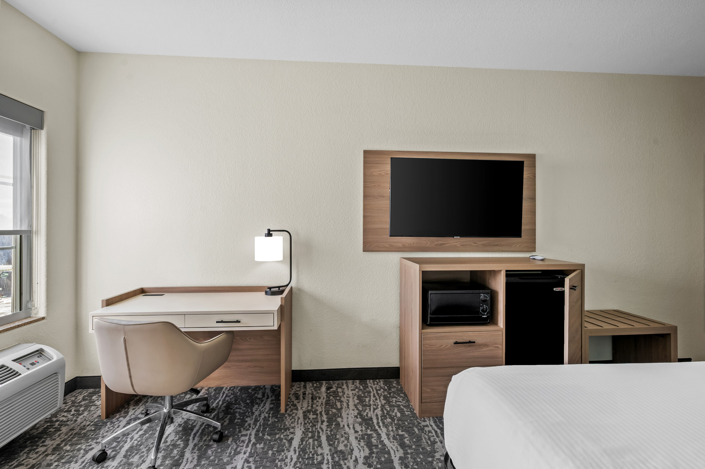 King bed guest room at the La Quinta Inn & Suites by Wyndham Searcy in Searcy, Arkansas