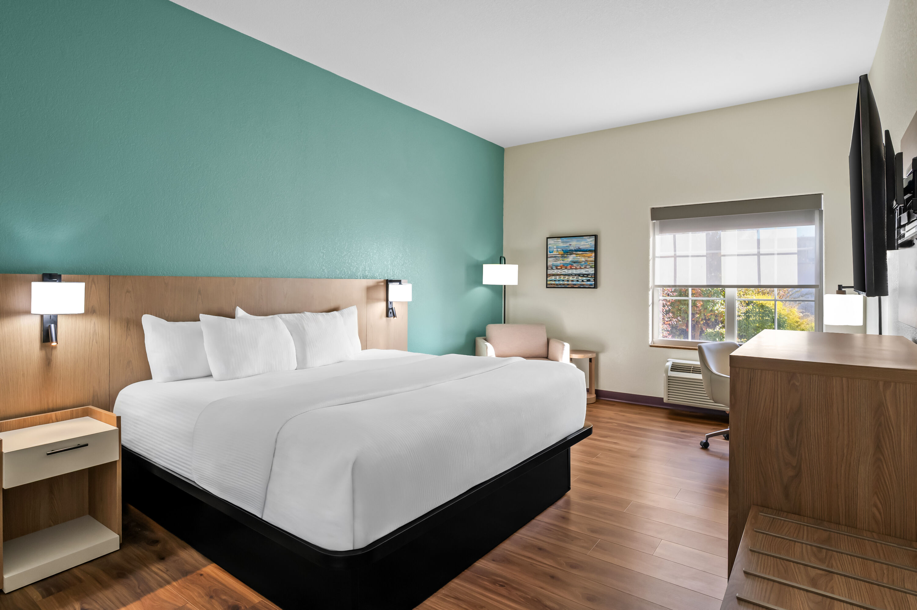 King bed guest room at the La Quinta Inn & Suites by Wyndham Searcy in Searcy, Arkansas