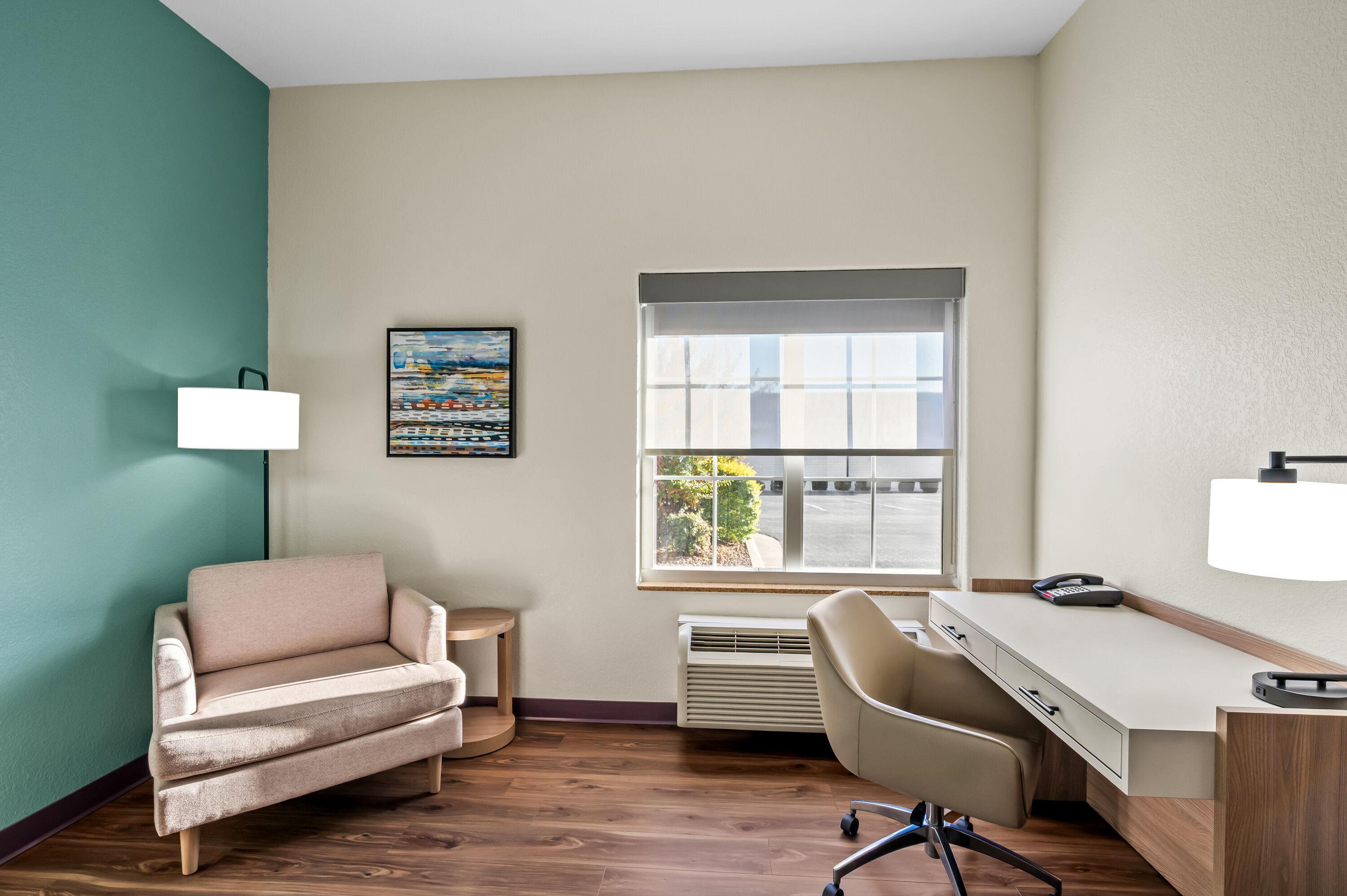 King bed guest room at the La Quinta Inn & Suites by Wyndham Searcy in Searcy, Arkansas
