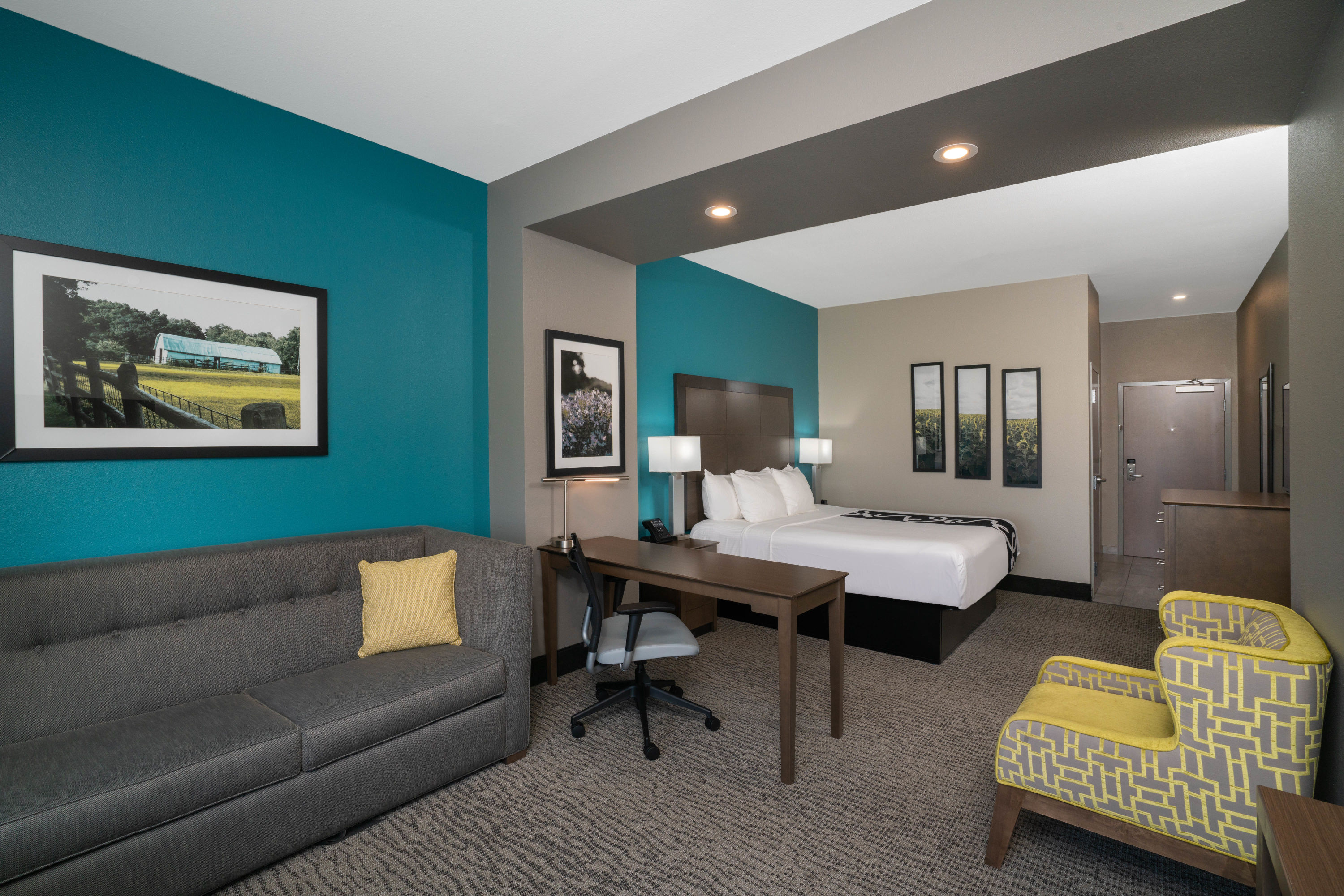 Guest room at the La Quinta Inn & Suites by Wyndham West Memphis in West Memphis, Arkansas