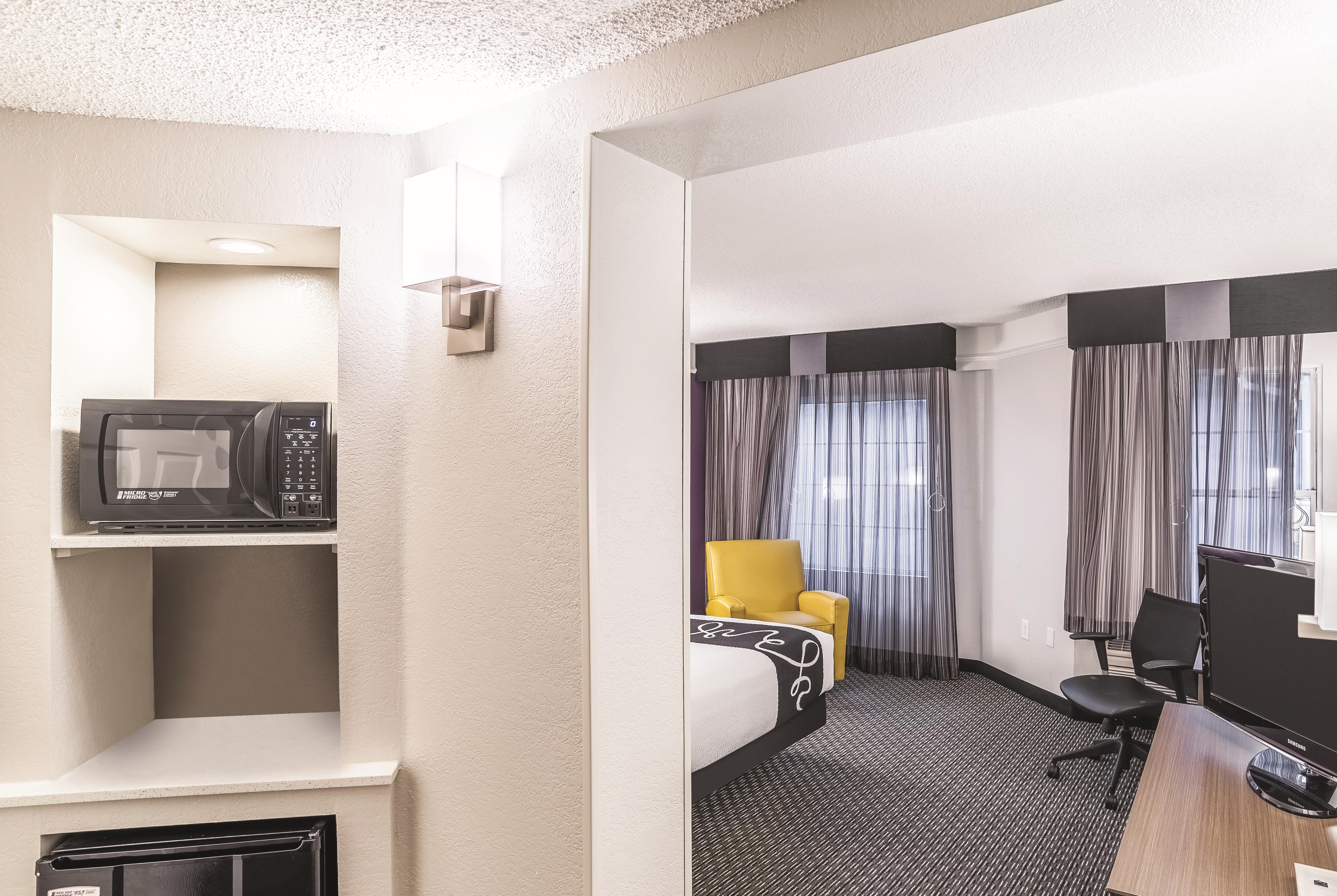 Guest room at the La Quinta Inn & Suites by Wyndham Flagstaff in Flagstaff, Arizona