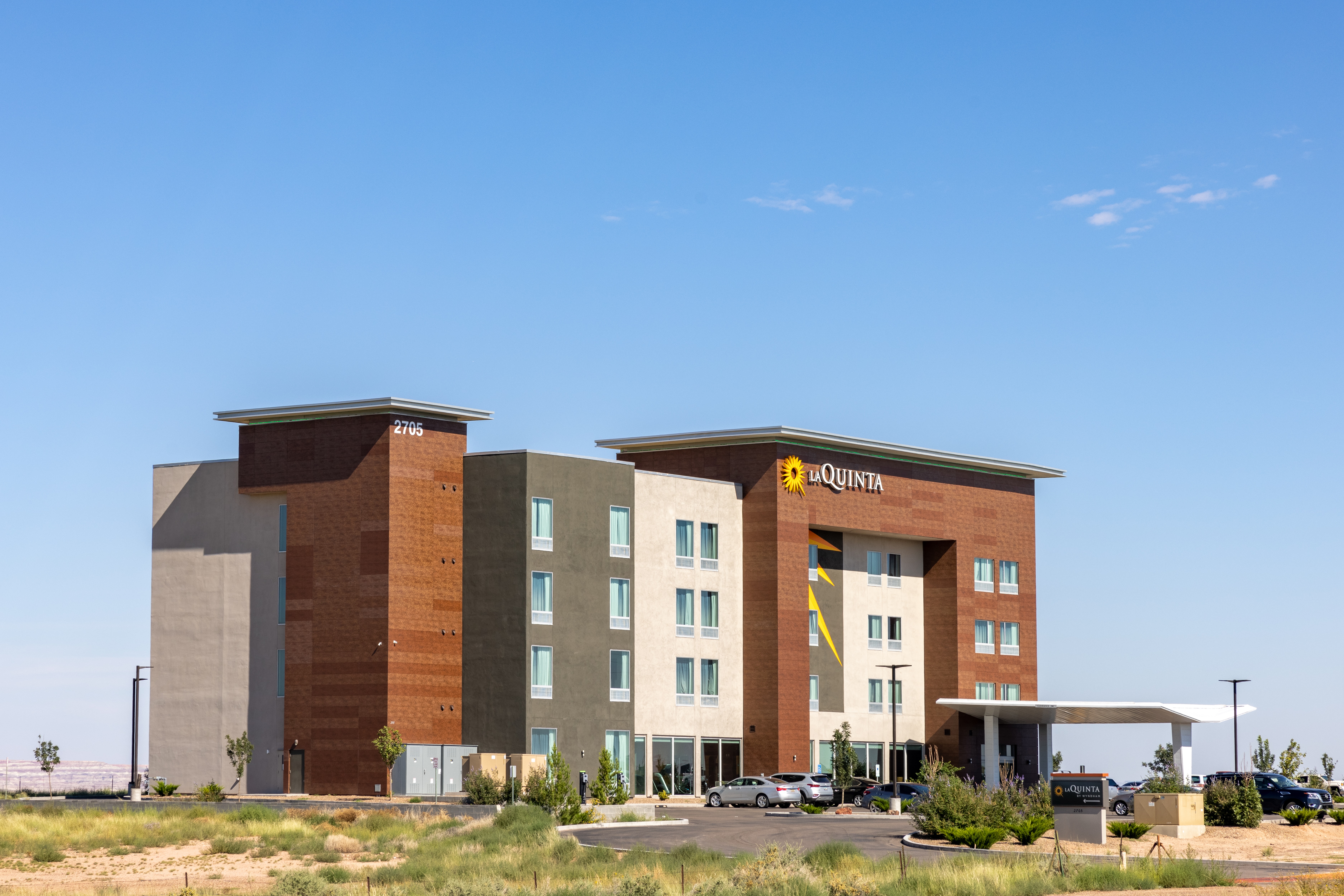 Exterior of La Quinta Inn & Suites by Wyndham Holbrook Petrified Forest hotel in Holbrook, Arizona