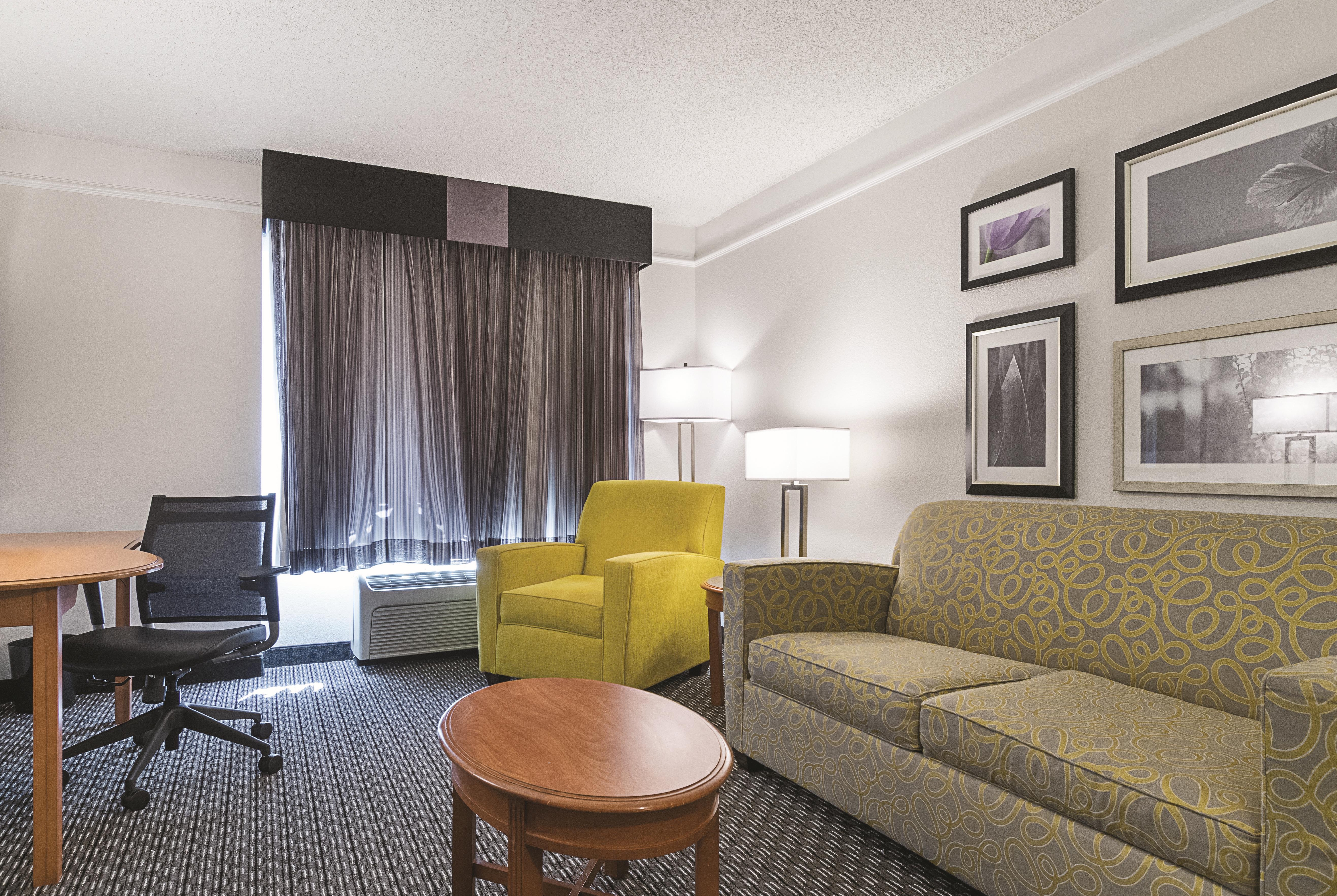 La Quinta Inn & Suites by Wyndham Phoenix Mesa West suite in Mesa, Arizona
