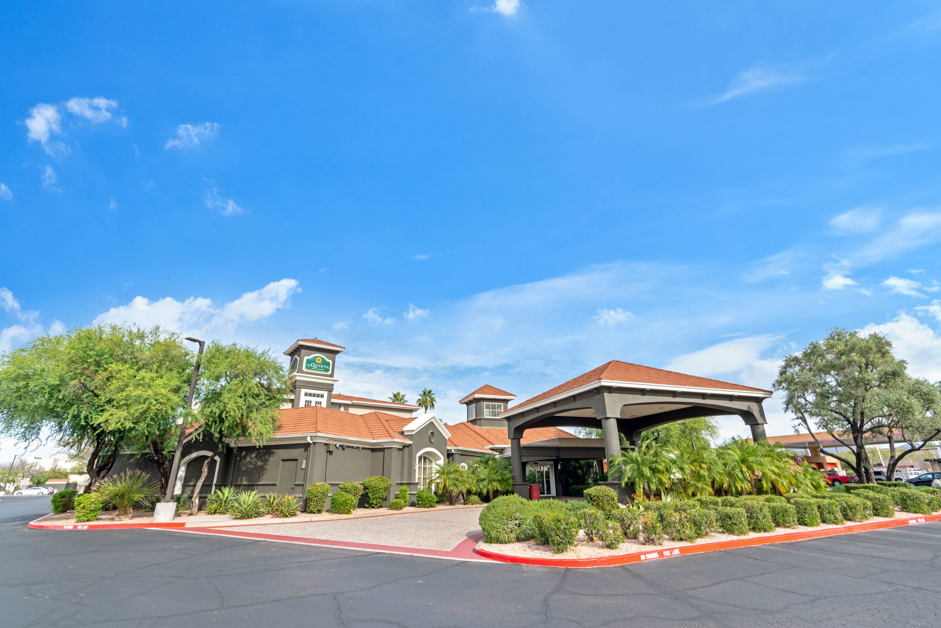 Exterior Day Image of La Quinta Inn & Suites by Wyndham Phoenix Scottsdale hotel in Scottsdale, Arizona