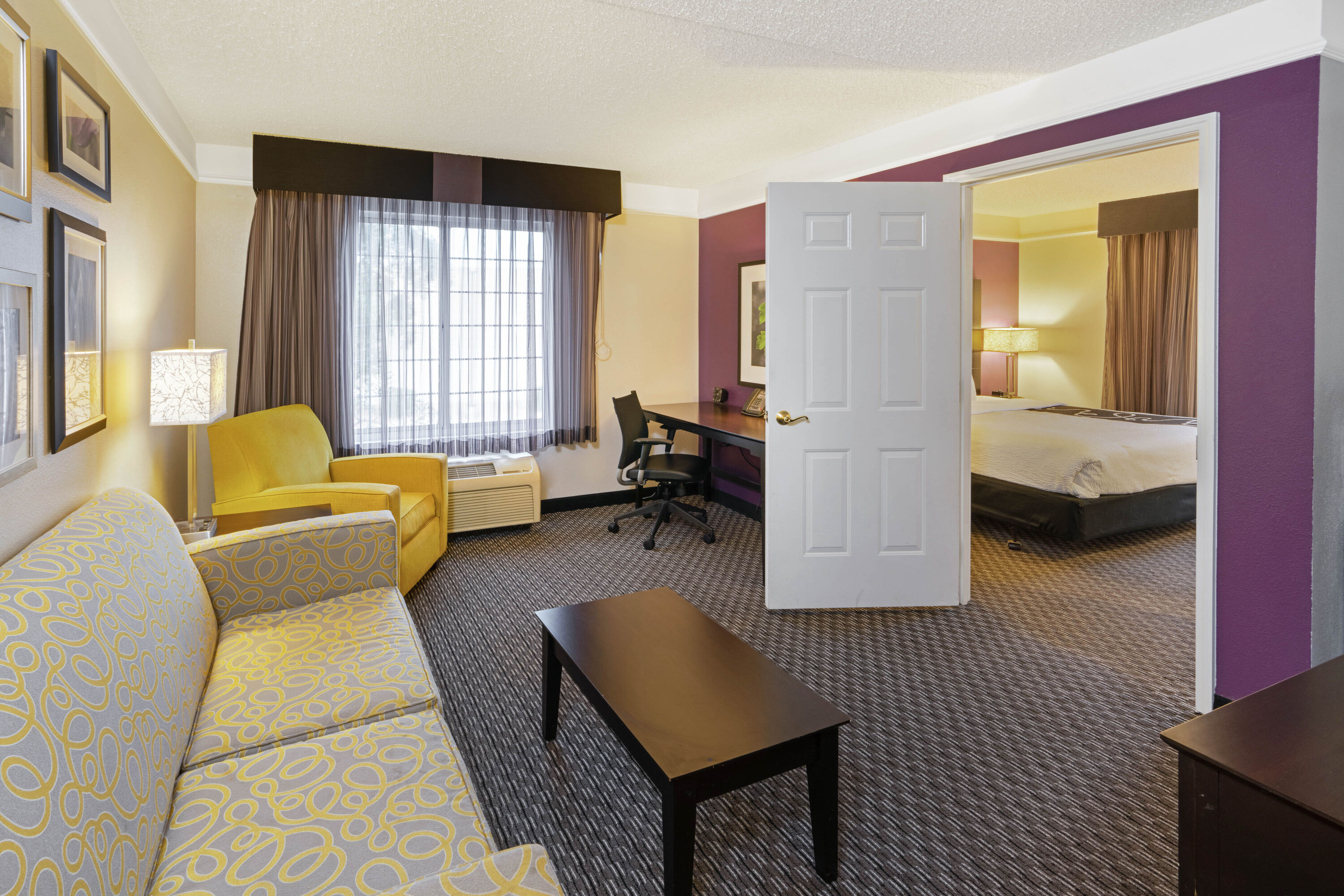 La Quinta Inn & Suites by Wyndham Phoenix Scottsdale suite in Scottsdale, Arizona