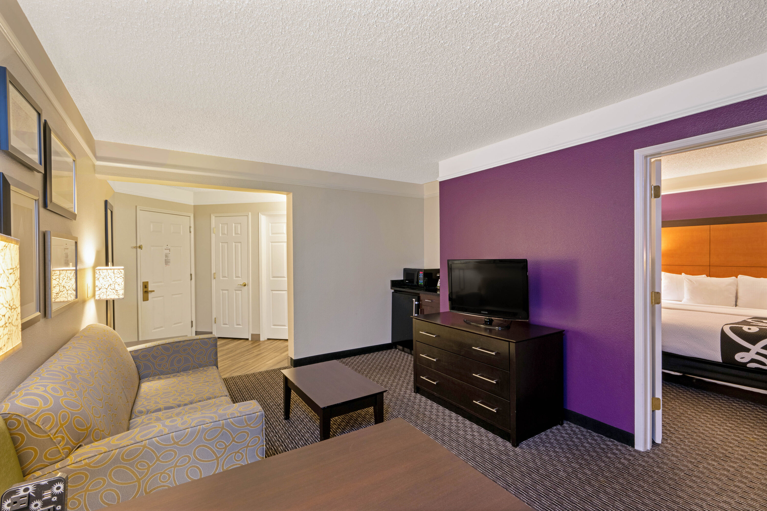 La Quinta Inn & Suites by Wyndham Phoenix Scottsdale suite in Scottsdale, Arizona