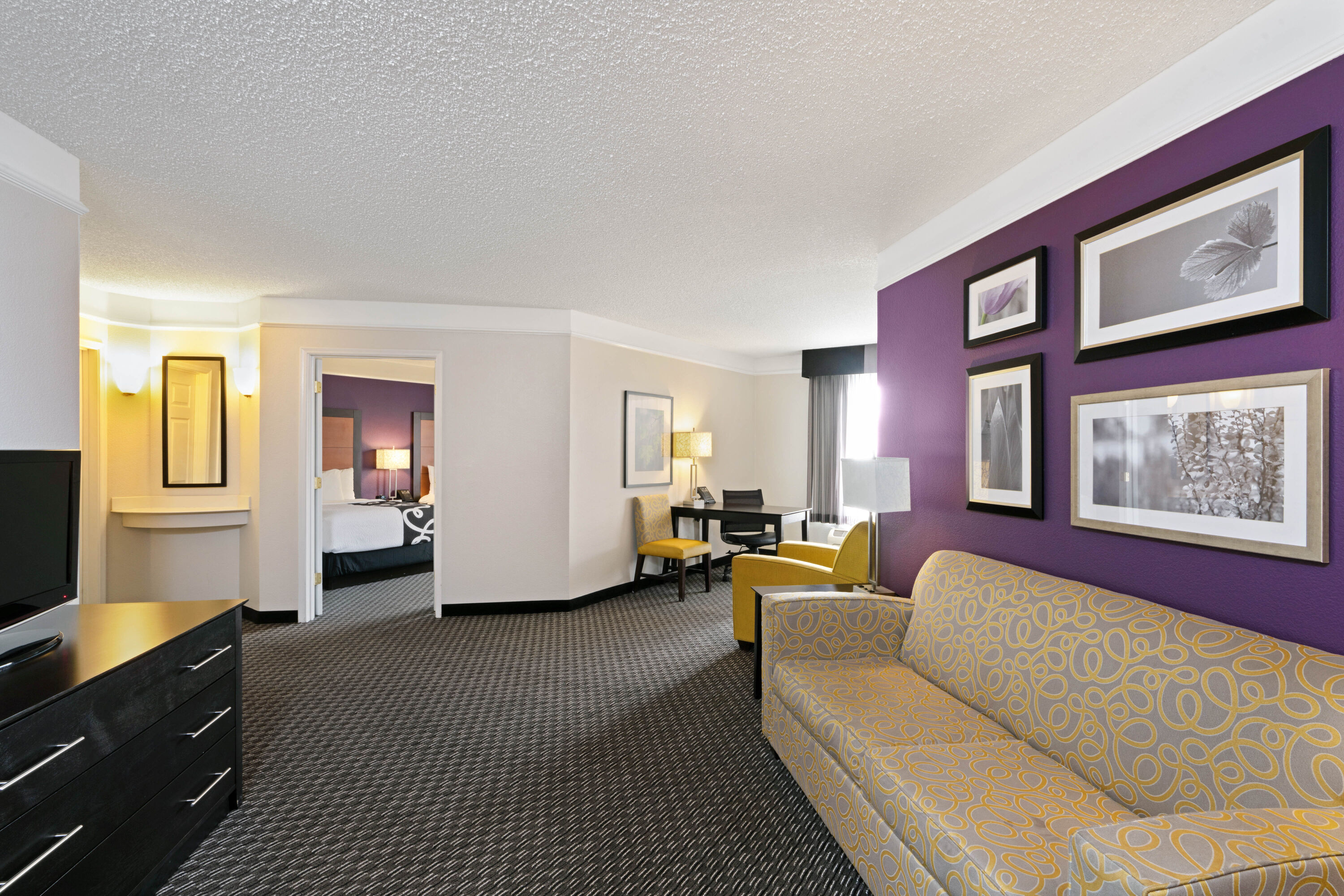 La Quinta Inn & Suites by Wyndham Phoenix Scottsdale suite in Scottsdale, Arizona