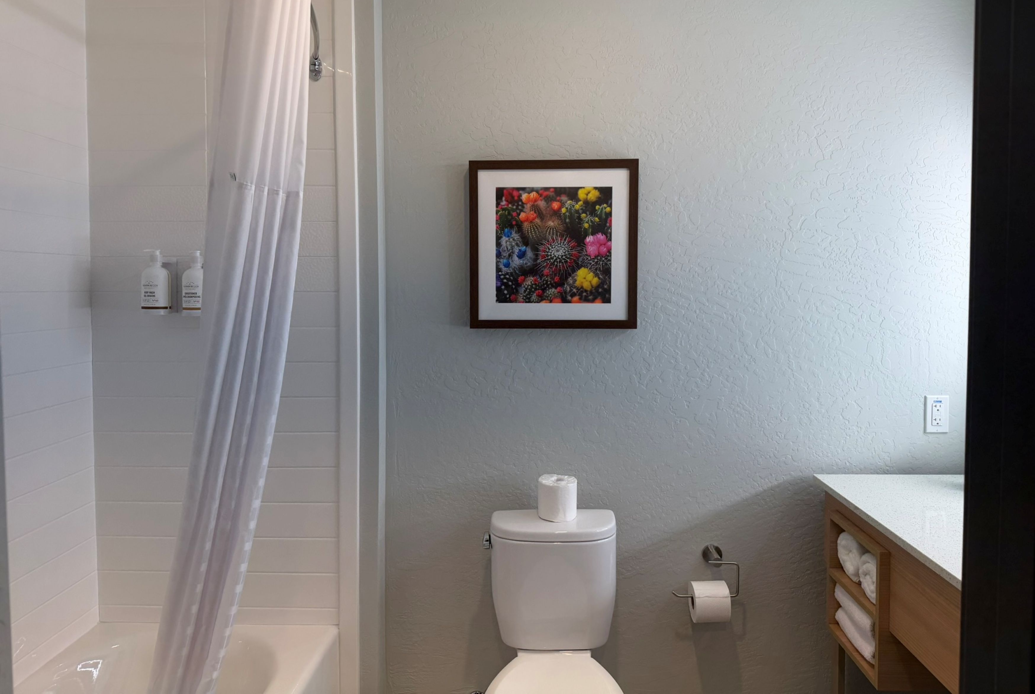 Guest room bath at the La Quinta Inn & Suites by Wyndham Shonto in Shonto, Arizona