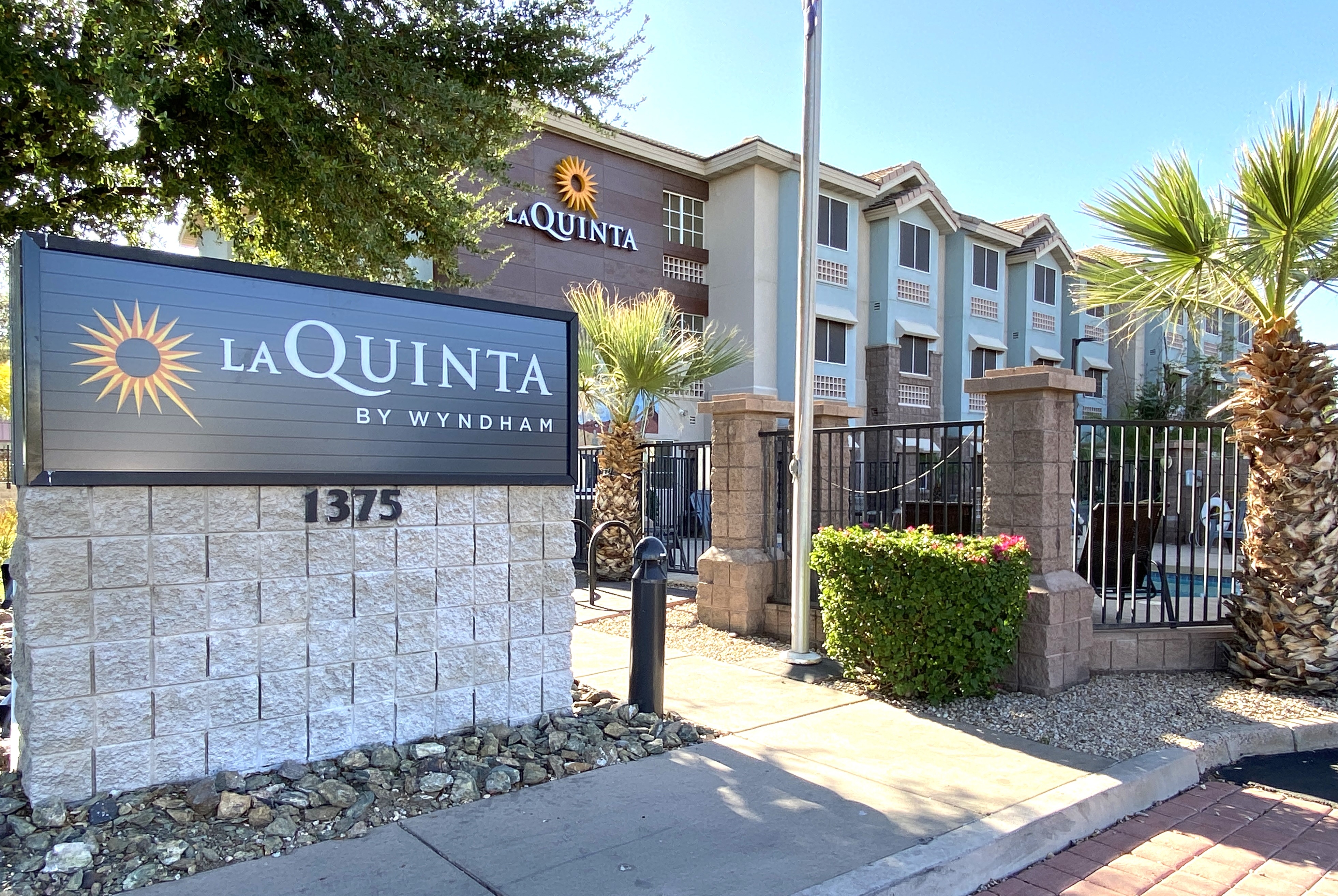 Exterior of La Quinta Inn & Suites by Wyndham Tempe University / Phoenix hotel in Tempe, Arizona