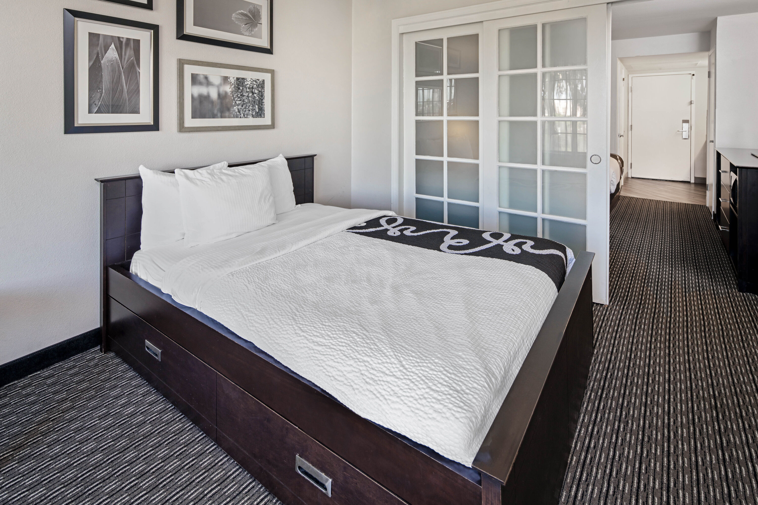 La Quinta Inn & Suites by Wyndham Anaheim suite in Anaheim, California