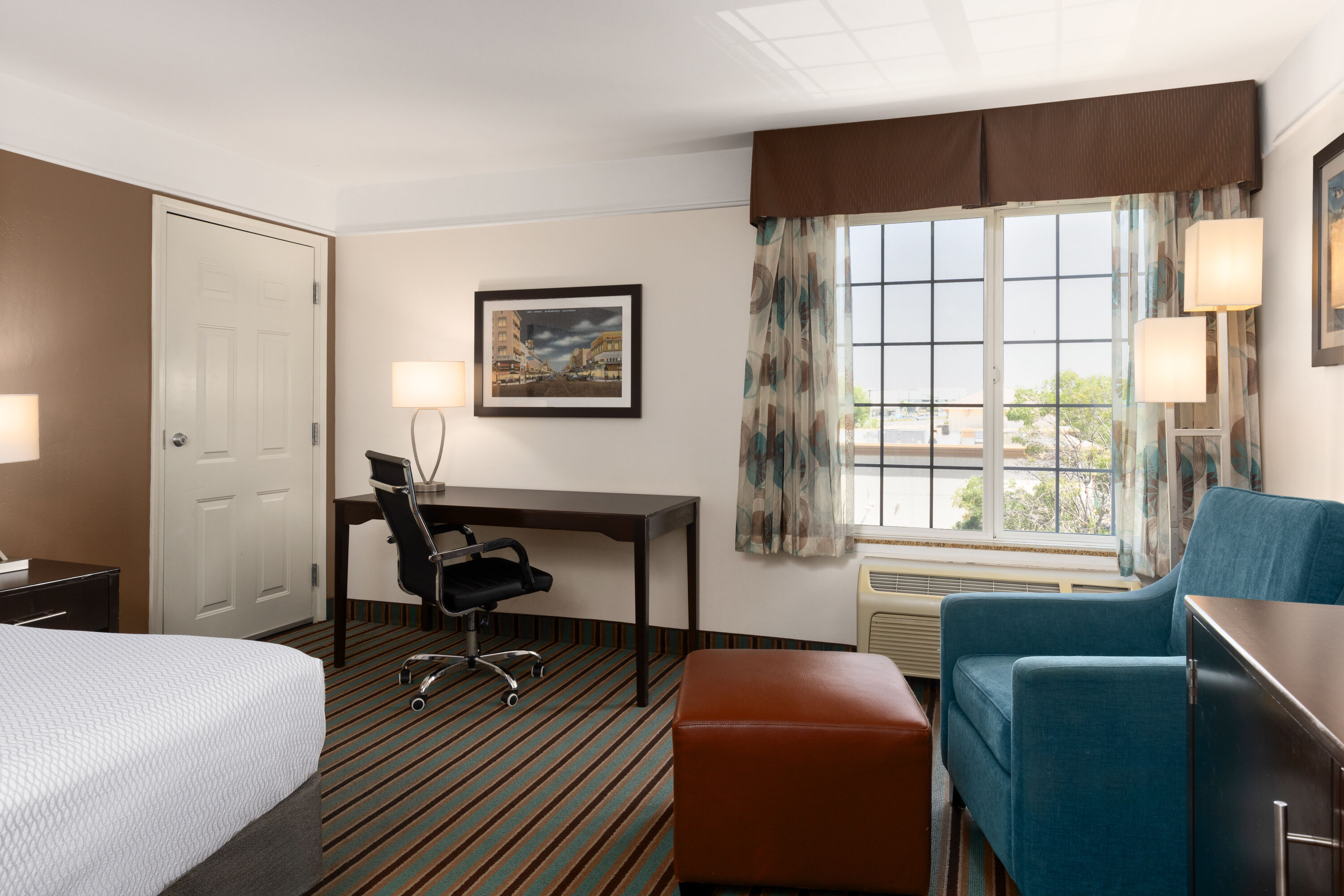 Guest room at the La Quinta Inn & Suites by Wyndham Bakersfield North in Bakersfield, California