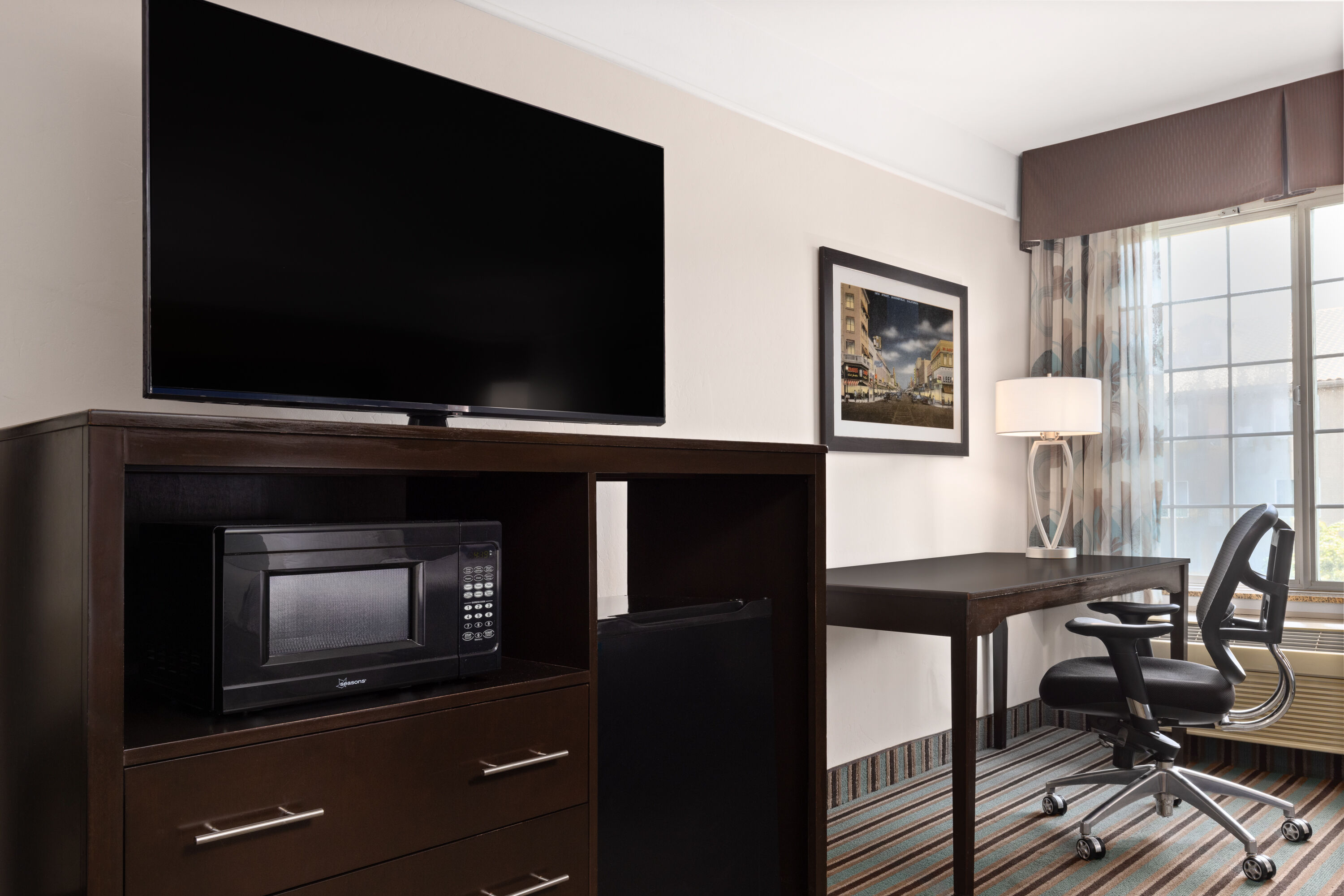 Guest room at the La Quinta Inn & Suites by Wyndham Bakersfield North in Bakersfield, California