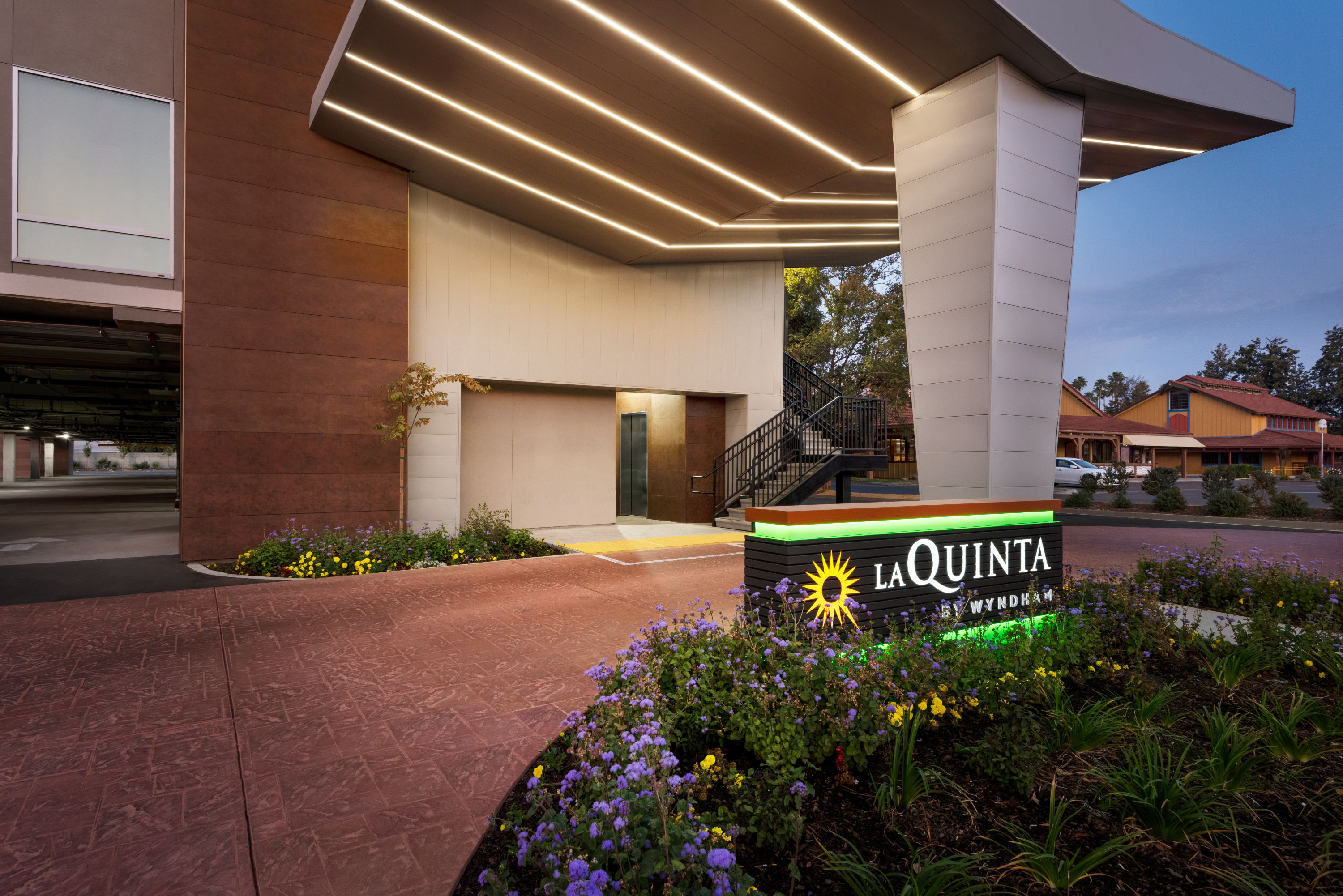 Exterior of La Quinta Inn & Suites by Wyndham Clovis CA hotel in Clovis, California