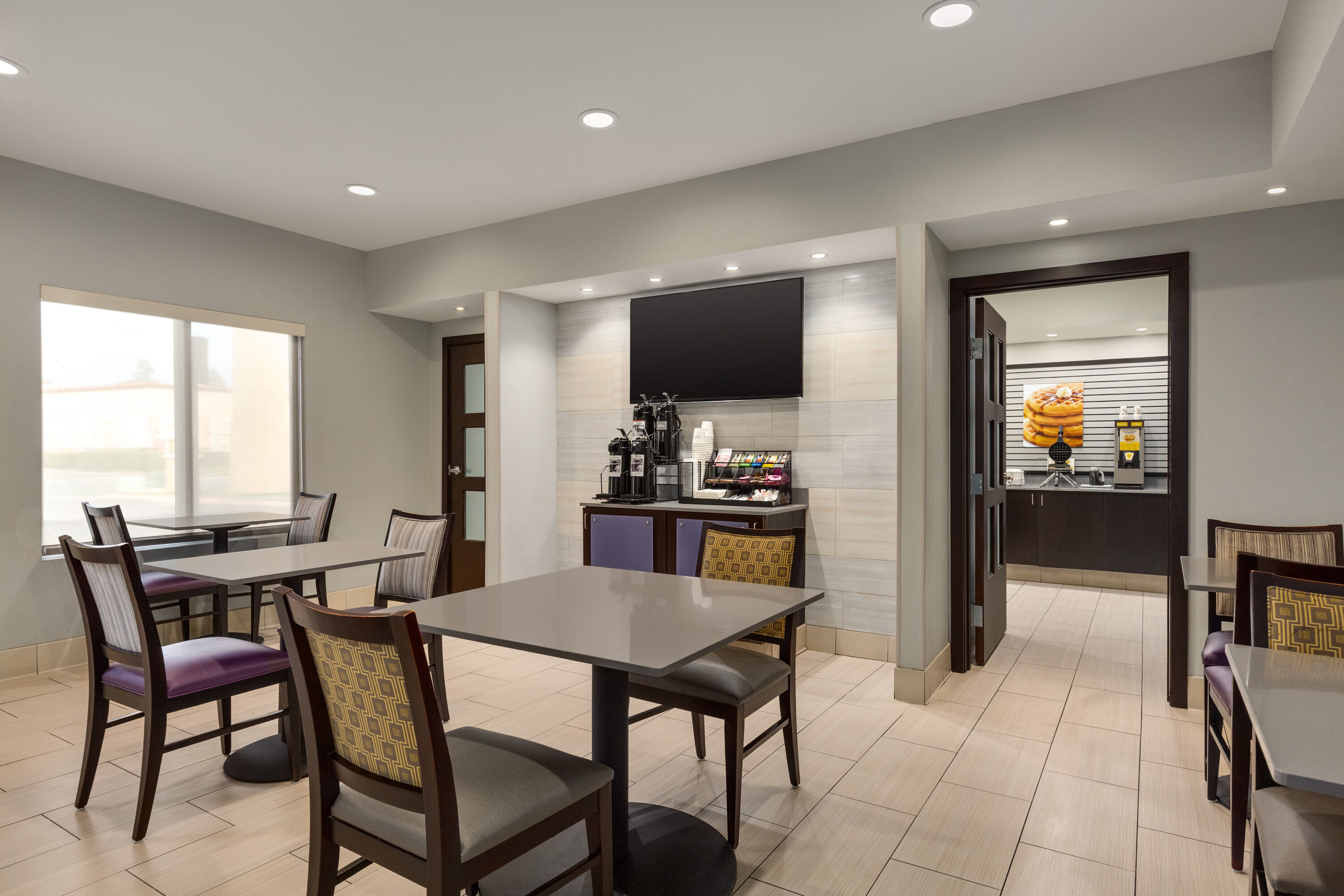 La Quinta Inn & Suites by Wyndham Fairfield - Napa Valley restaurant breakfast area with seating in Fairfield, California