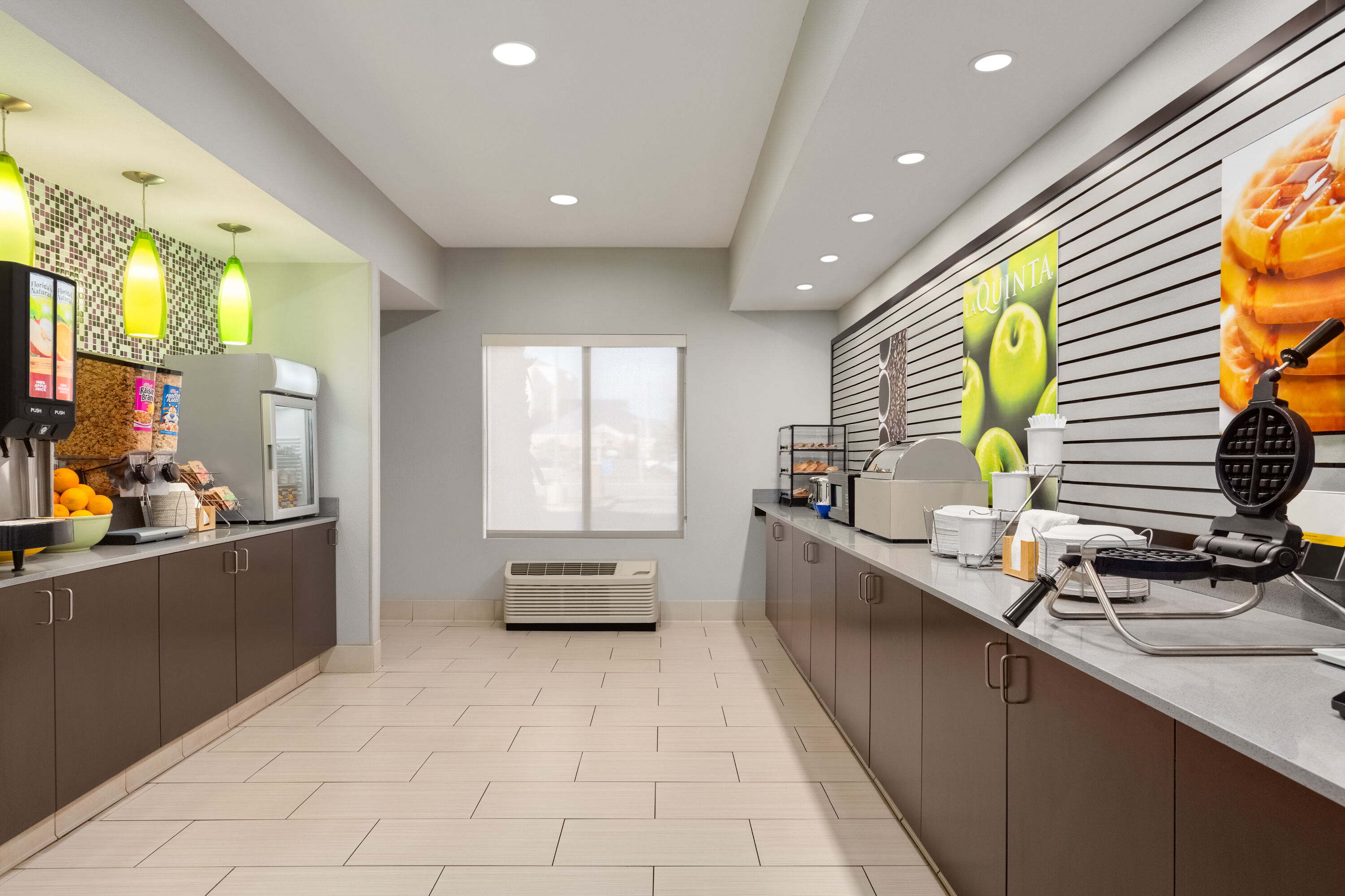 La Quinta Inn & Suites by Wyndham Fairfield - Napa Valley restaurant buffet in Fairfield, California