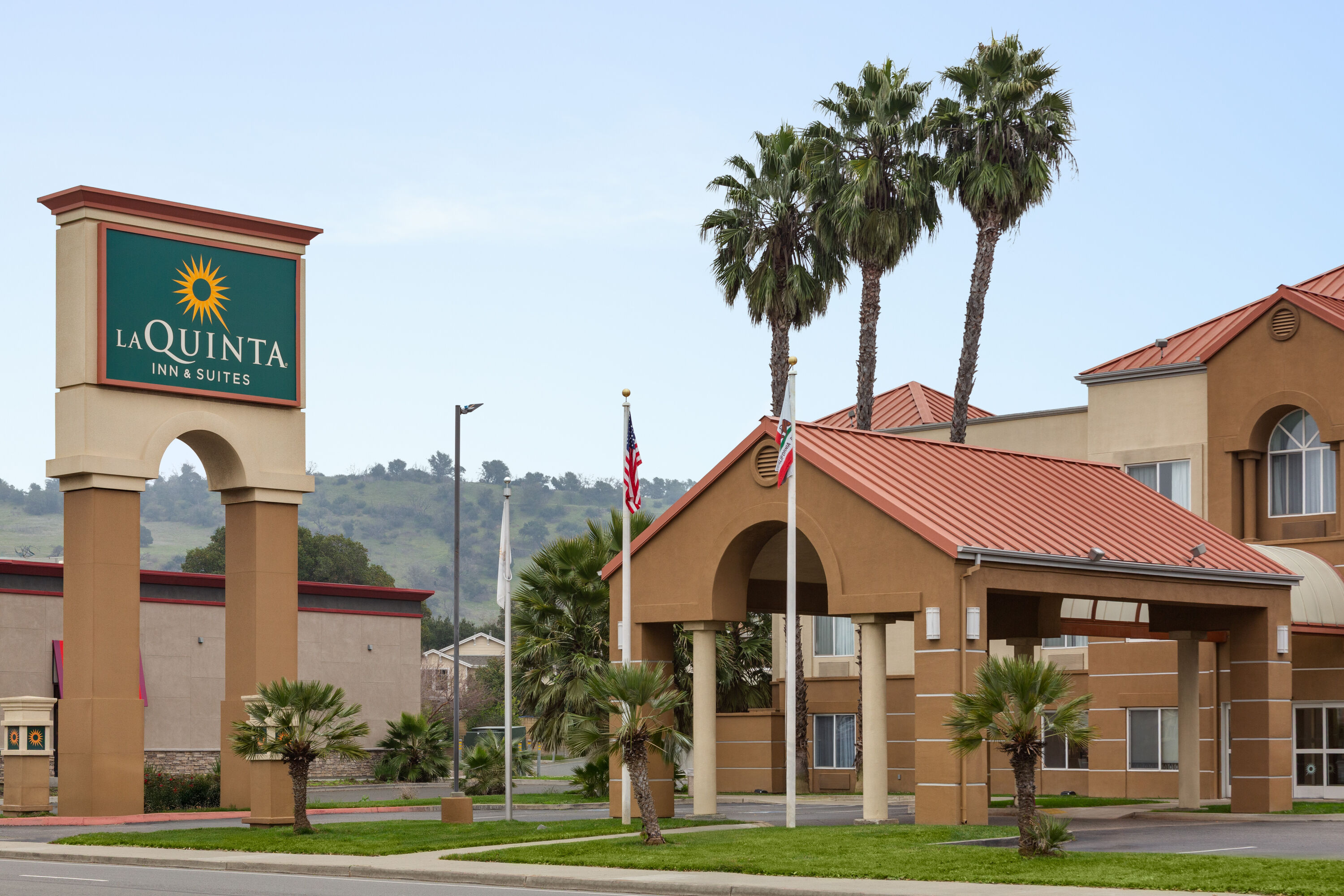 Exterior of La Quinta Inn & Suites by Wyndham Fairfield - Napa Valley hotel in Fairfield, California