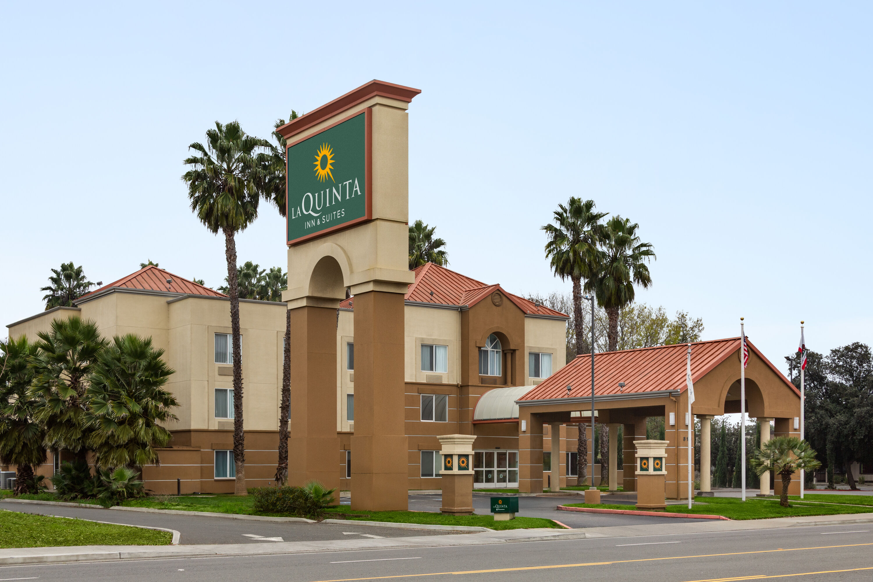 Exterior of La Quinta Inn & Suites by Wyndham Fairfield - Napa Valley hotel in Fairfield, California