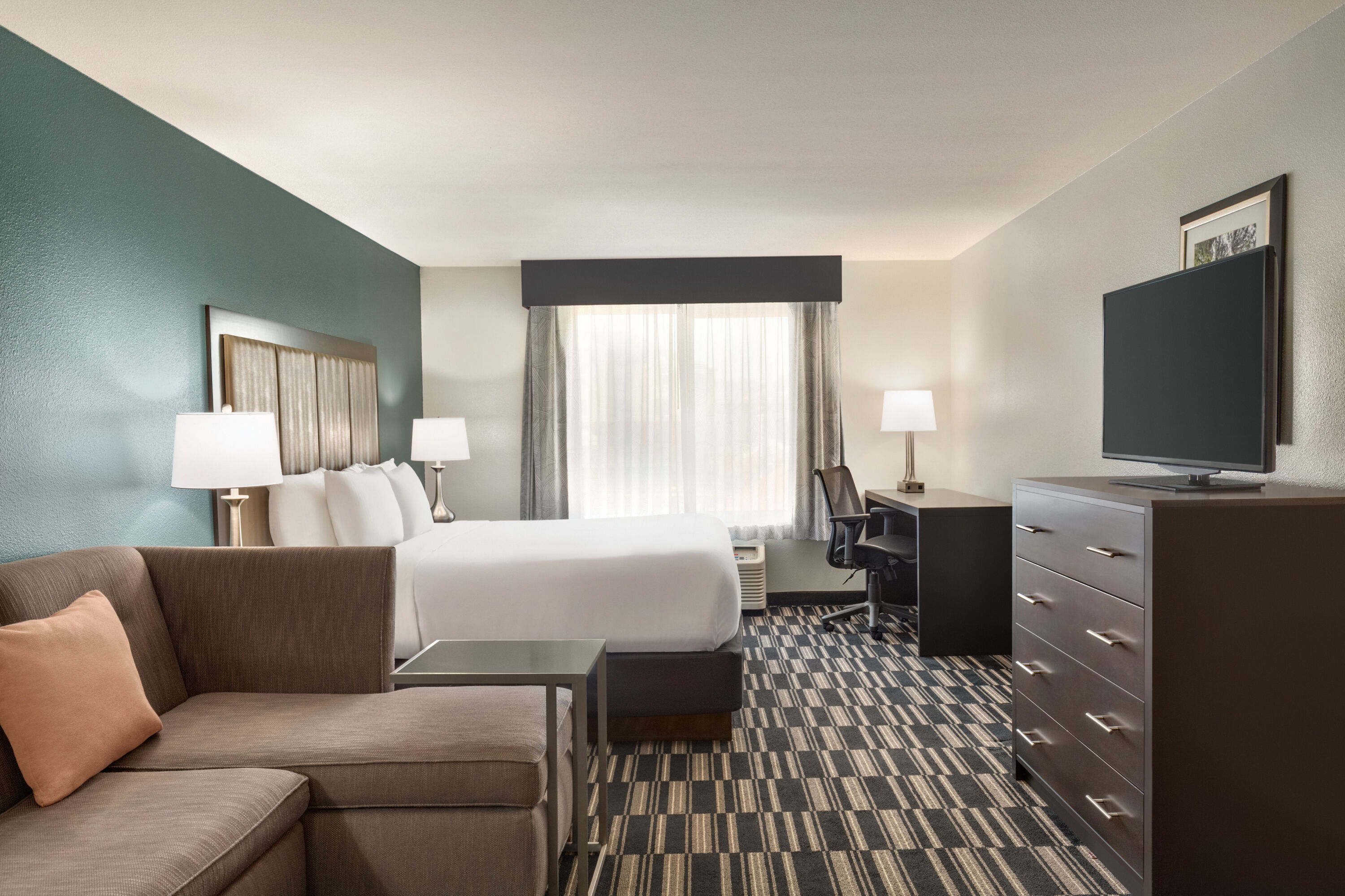 La Quinta Inn & Suites by Wyndham Fairfield - Napa Valley suite in Fairfield, California