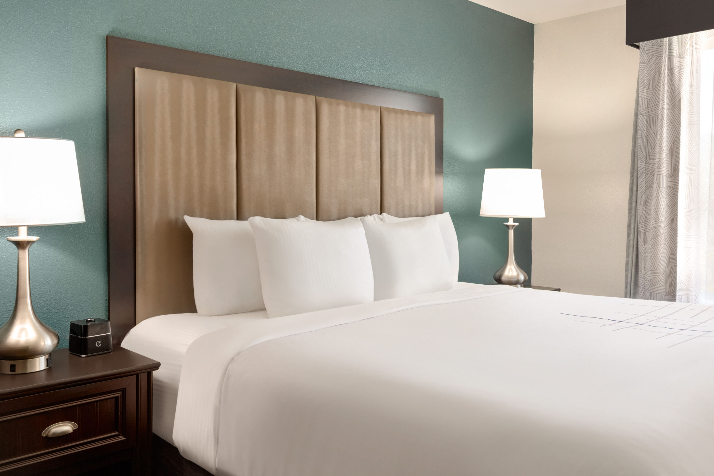 La Quinta Inn & Suites by Wyndham Fairfield - Napa Valley suite in Fairfield, California