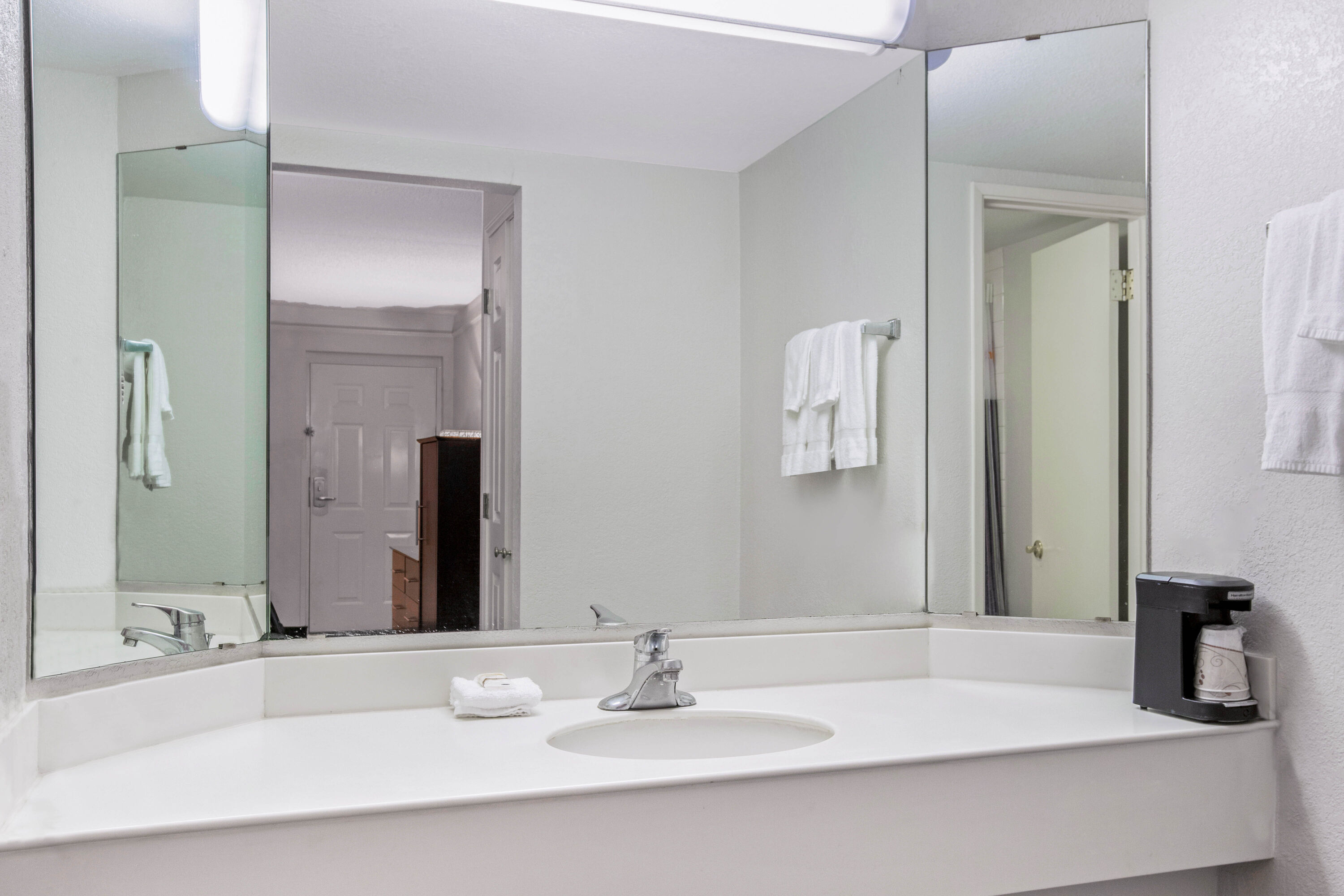 Guest room bath at the La Quinta Inn by Wyndham Fresno Yosemite in Fresno, California