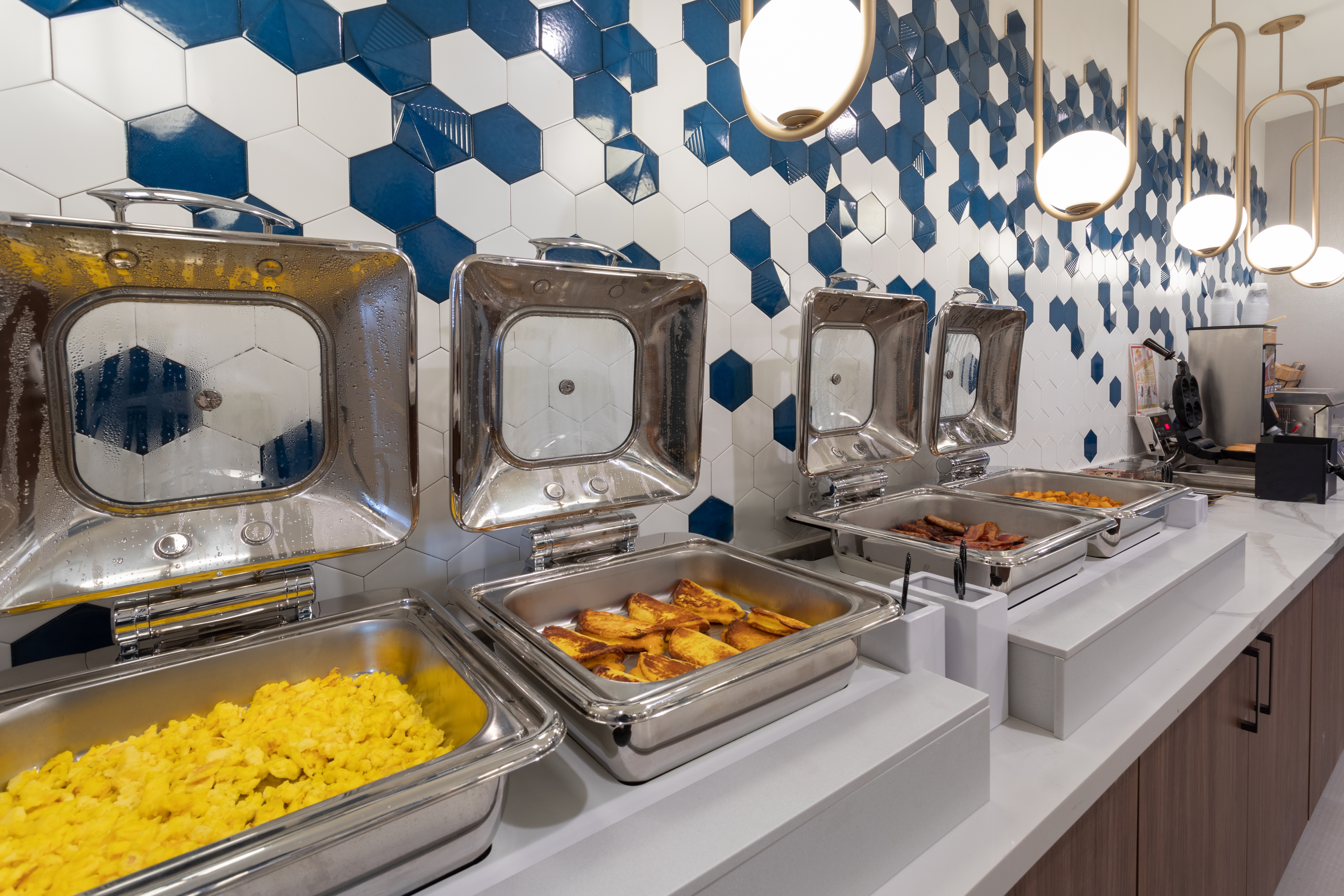 La Quinta Inn & Suites by Wyndham Galt Lodi North restaurant breakfast area with seating in Galt, California