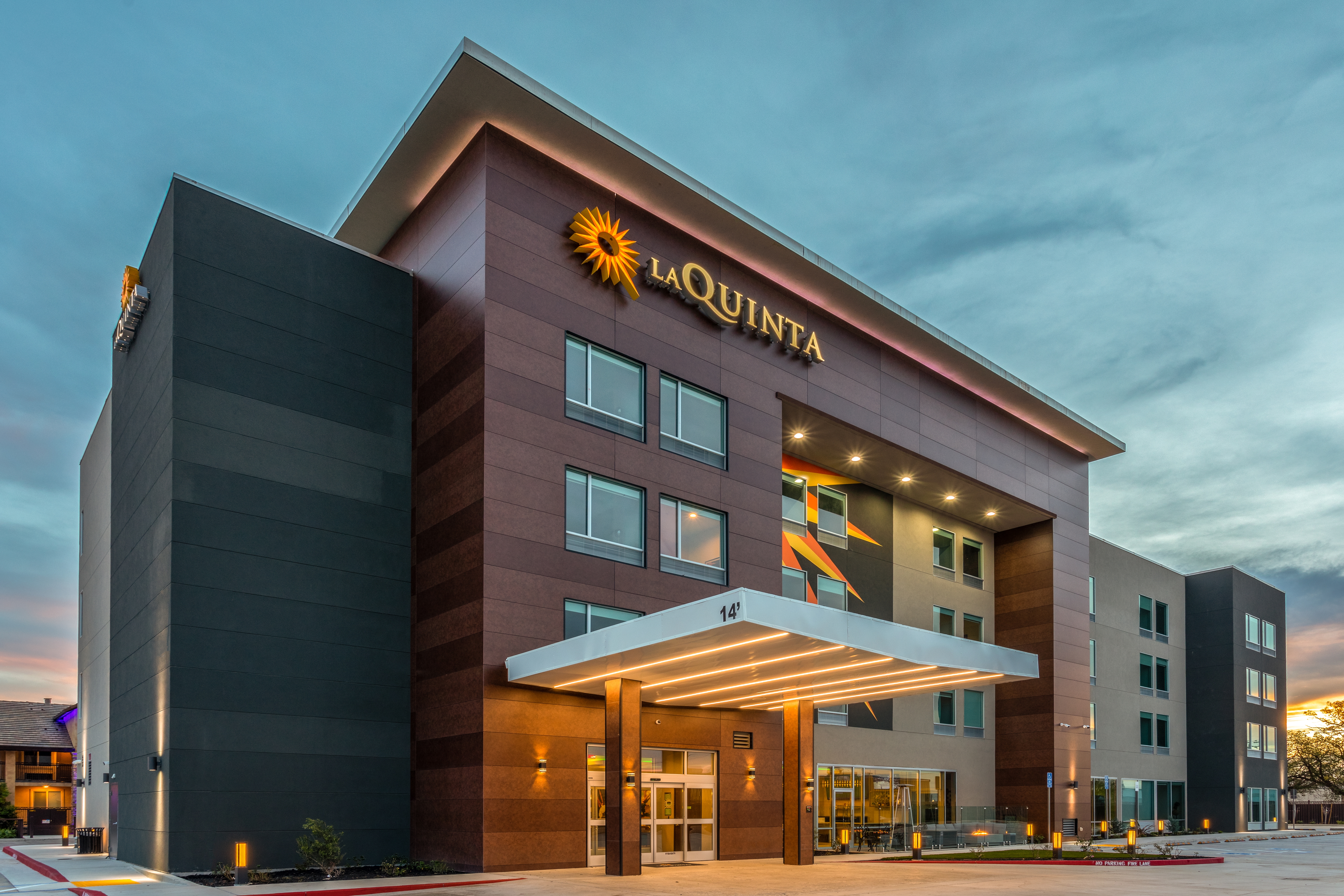 Exterior of La Quinta Inn & Suites by Wyndham Galt Lodi North hotel in Galt, California