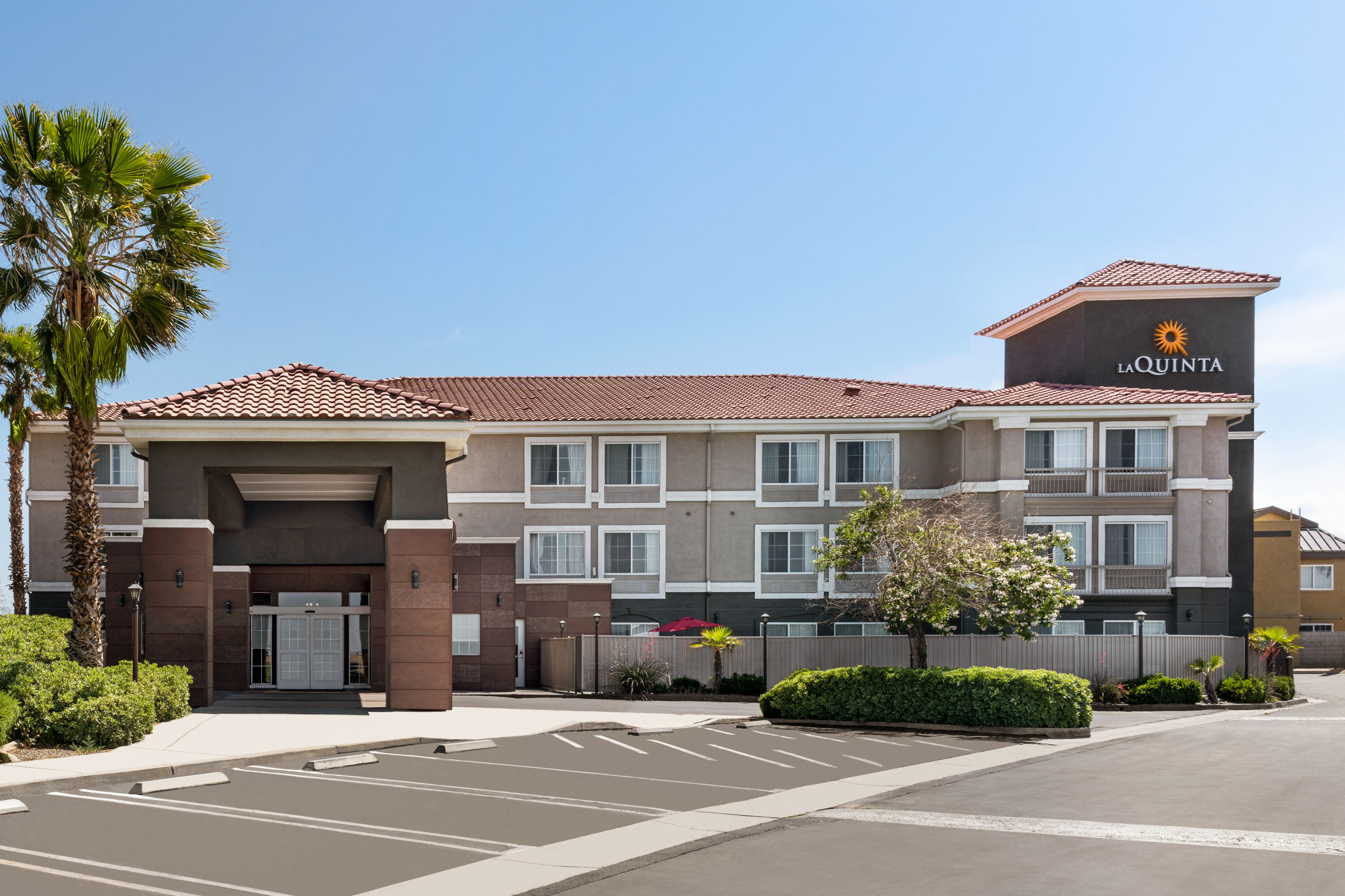 Exterior of La Quinta Inn & Suites by Wyndham Hesperia Victorville hotel in Hesperia, California