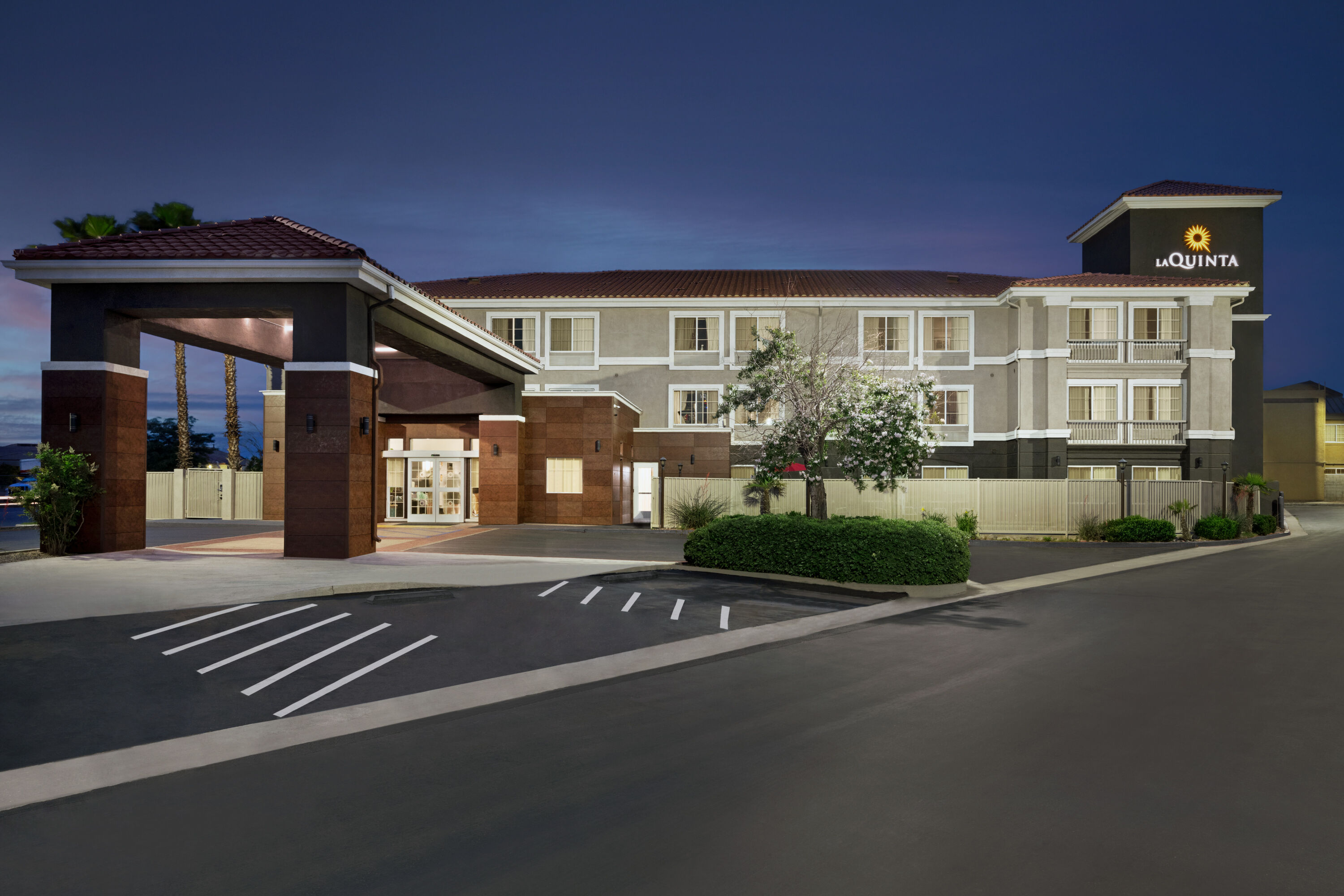 Exterior of La Quinta Inn & Suites by Wyndham Hesperia Victorville hotel in Hesperia, California