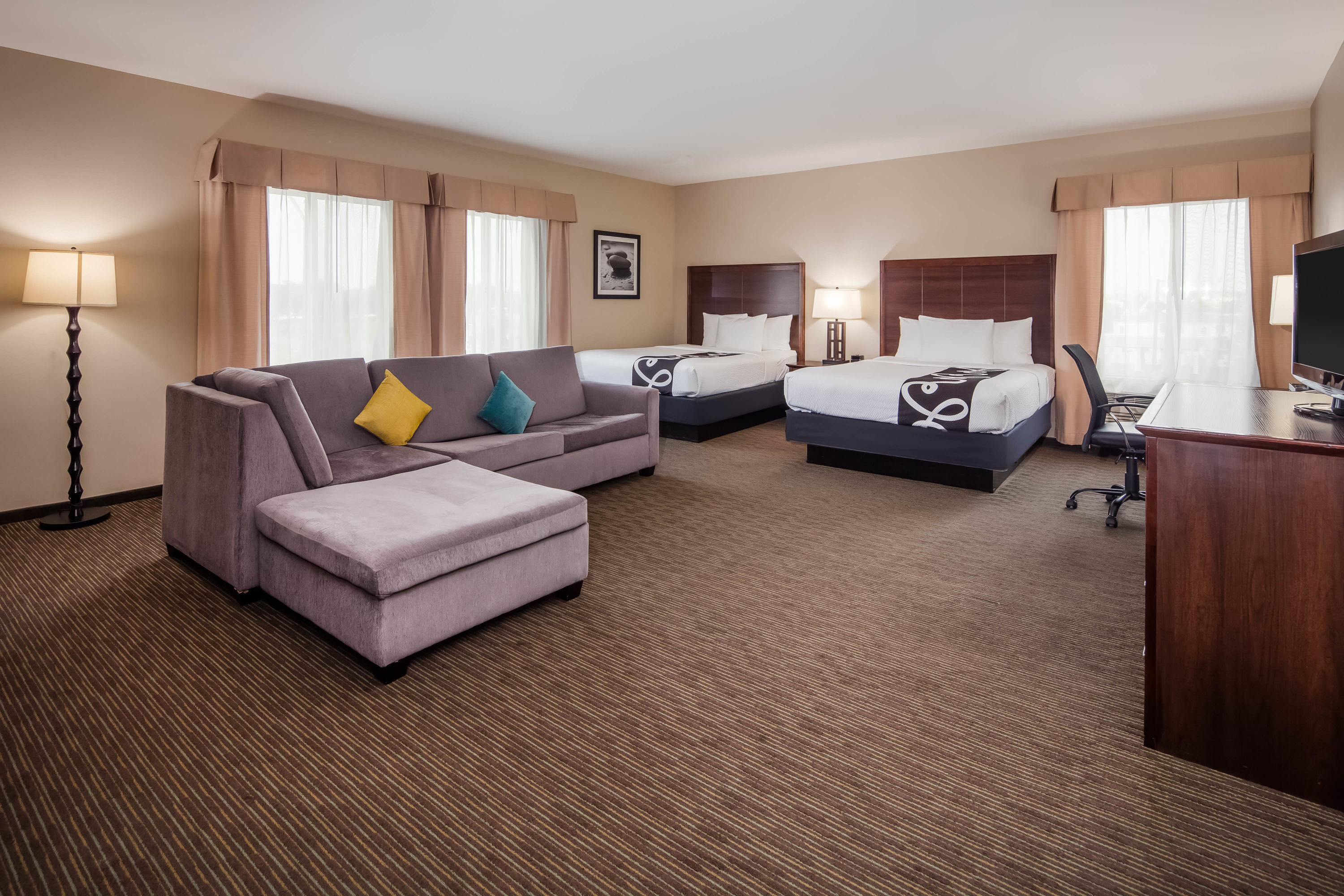 La Quinta Inn & Suites by Wyndham Inglewood suite in Inglewood, California