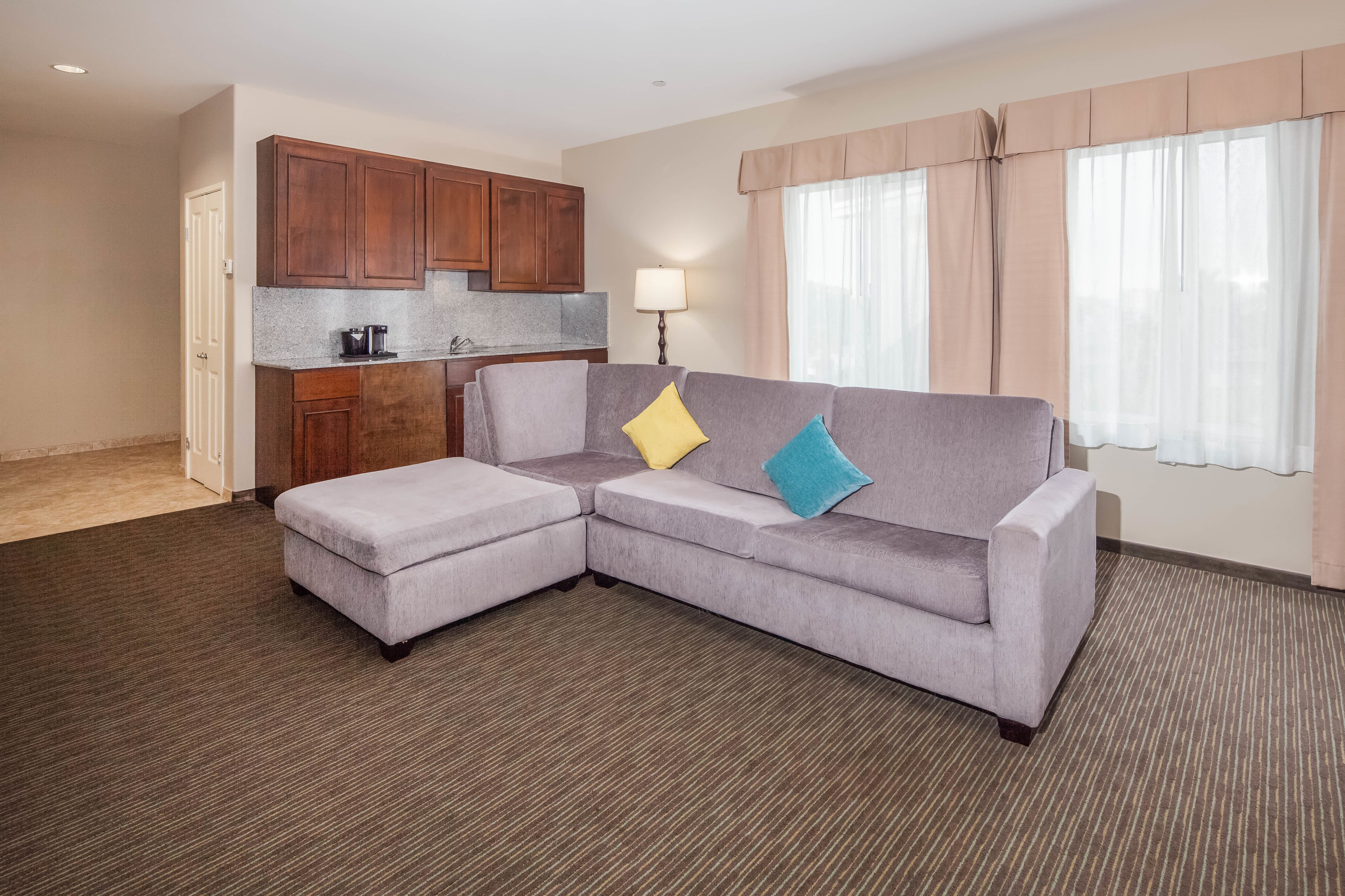 La Quinta Inn & Suites by Wyndham Inglewood suite in Inglewood, California